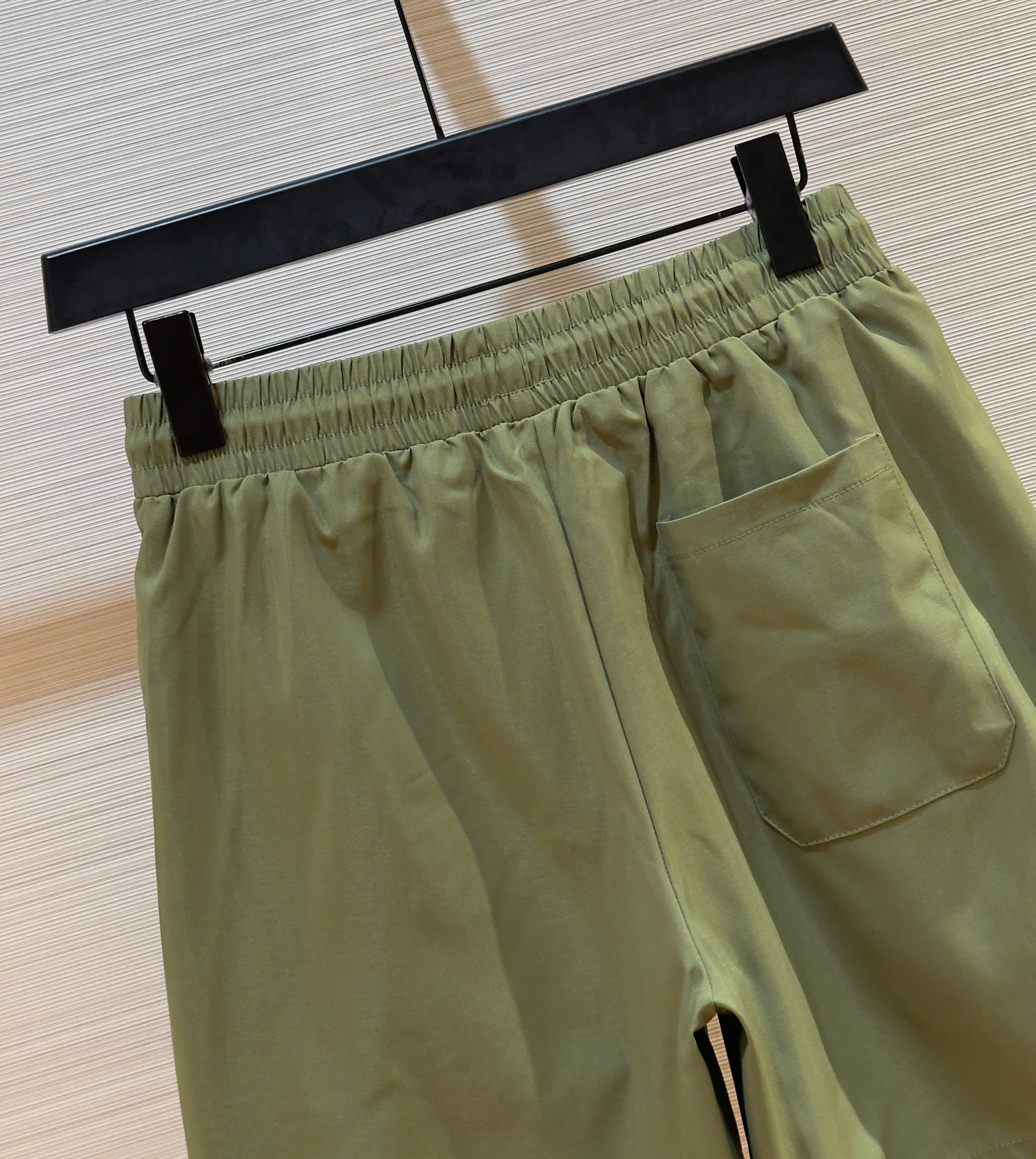 Quần short gió Moncler M Xanh lá trơn logo tròn thêu đùi Like Auth 1-1 on web DDT