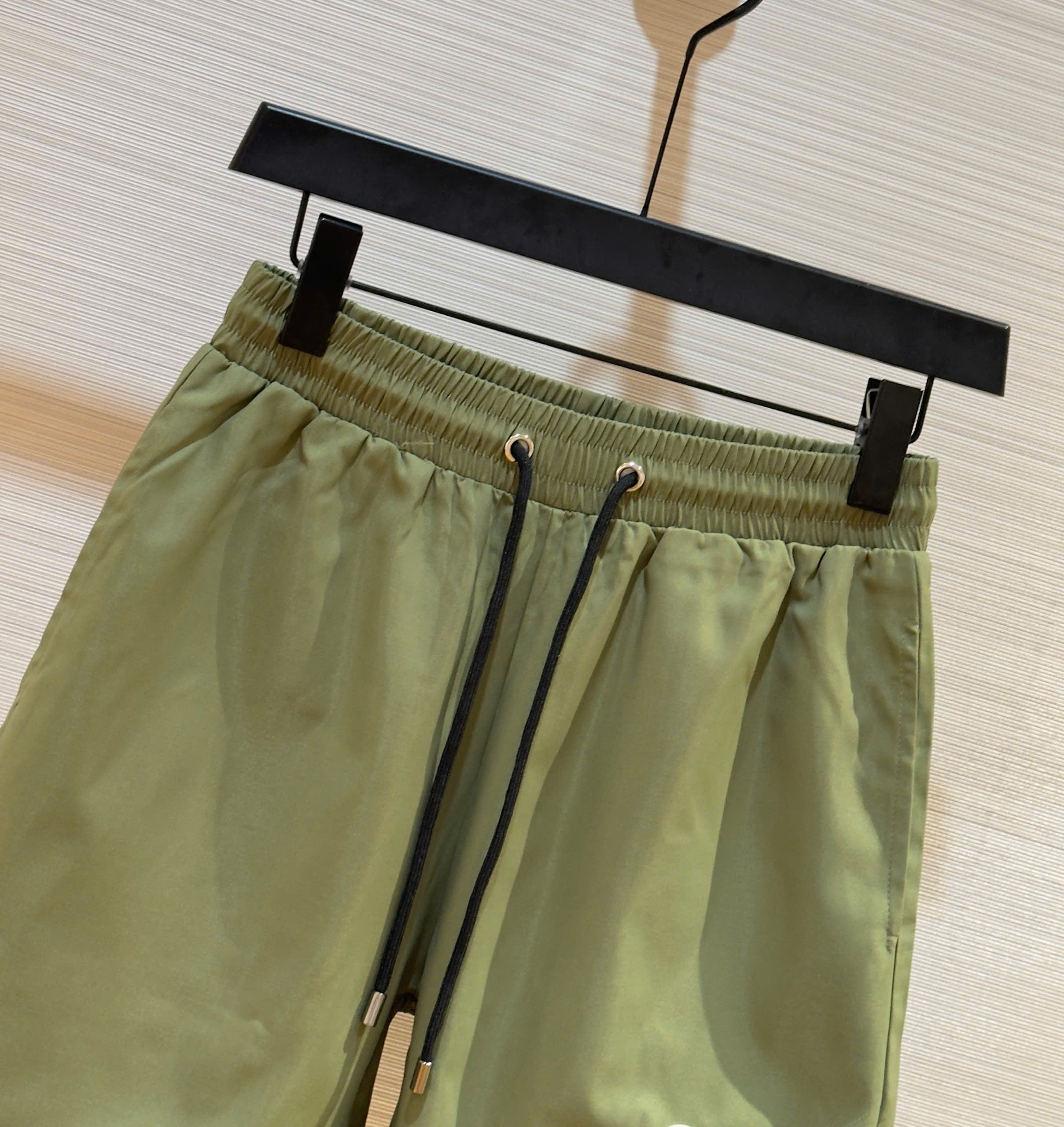 Quần short gió Moncler M Xanh lá trơn logo tròn thêu đùi Like Auth 1-1 on web DDT