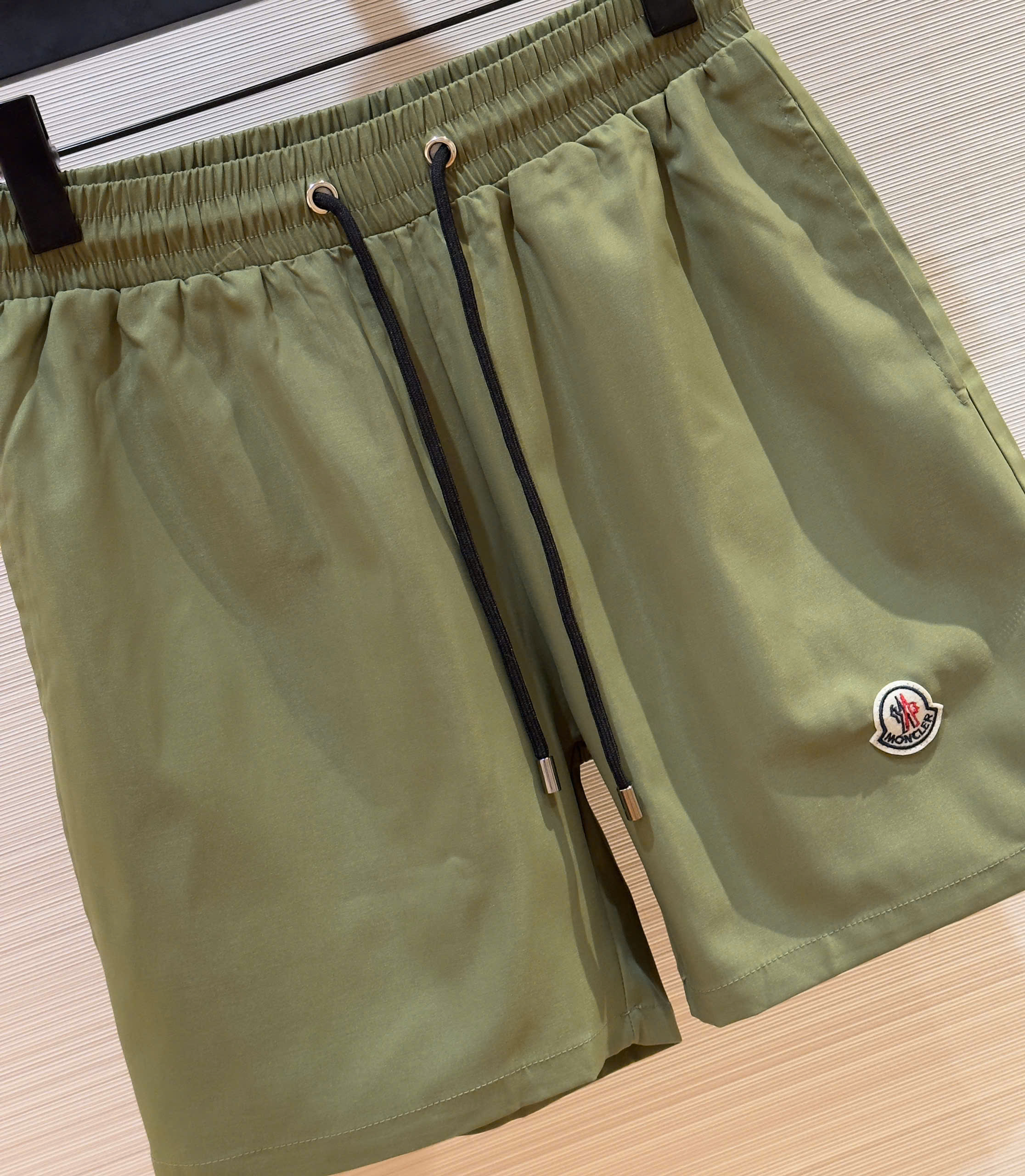 Quần short gió Moncler M Xanh lá trơn logo tròn thêu đùi Like Auth 1-1 on web DDT