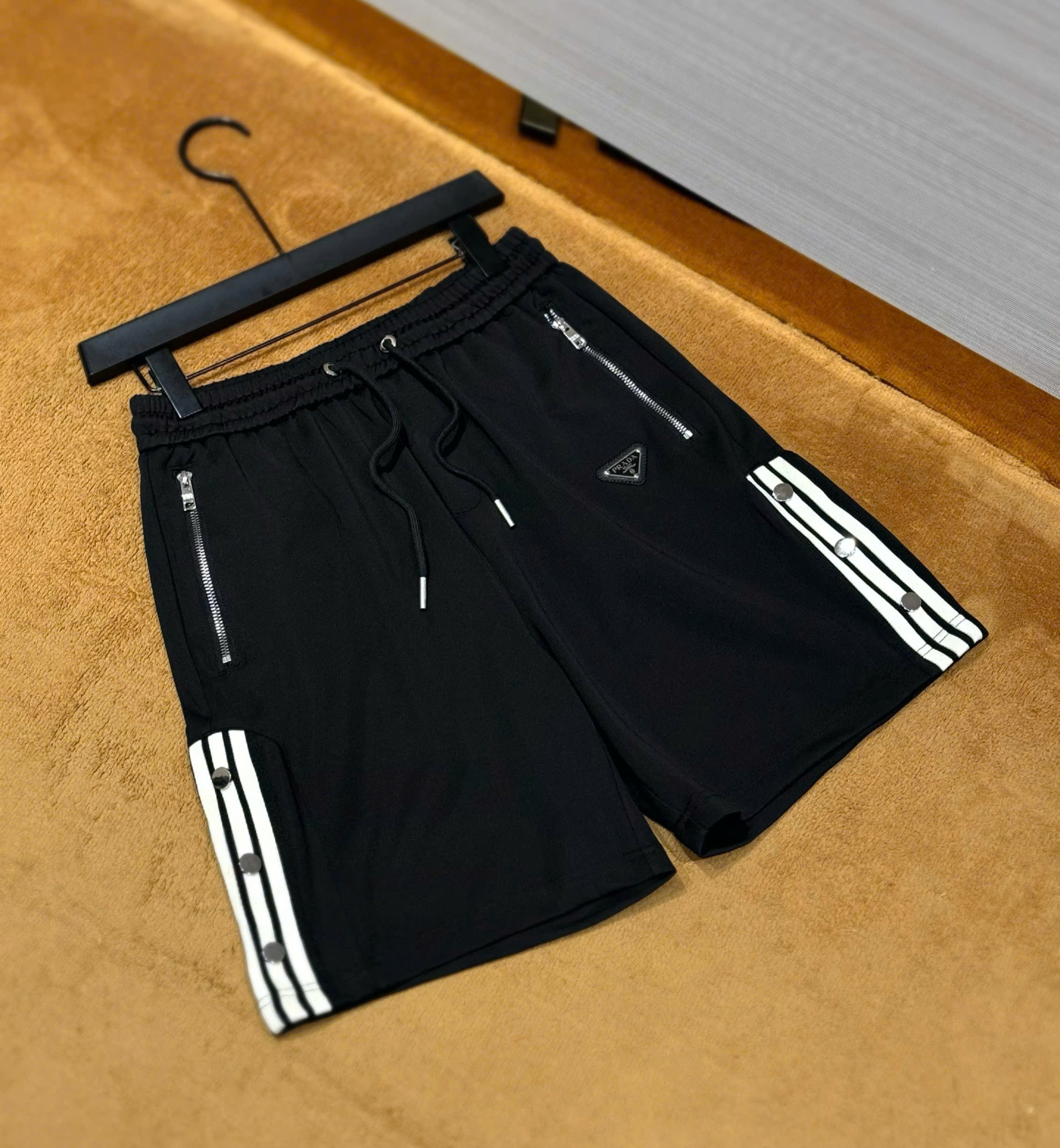 Quần short nỉ Prada P Đen logo tag tam giác kẻ sọc sườn Like Auth 1-1 on web DDT