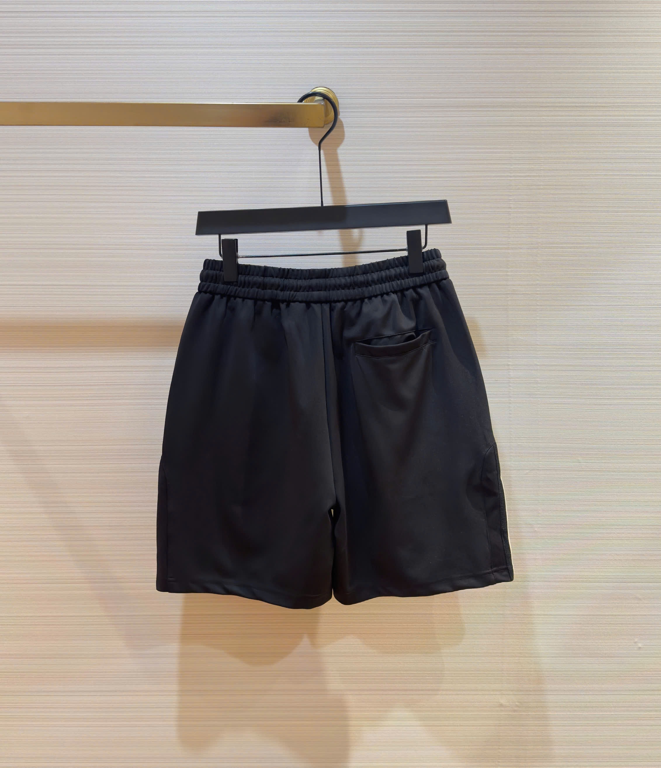 Quần short nỉ Prada P Đen logo tag tam giác kẻ sọc sườn Like Auth 1-1 on web DDT
