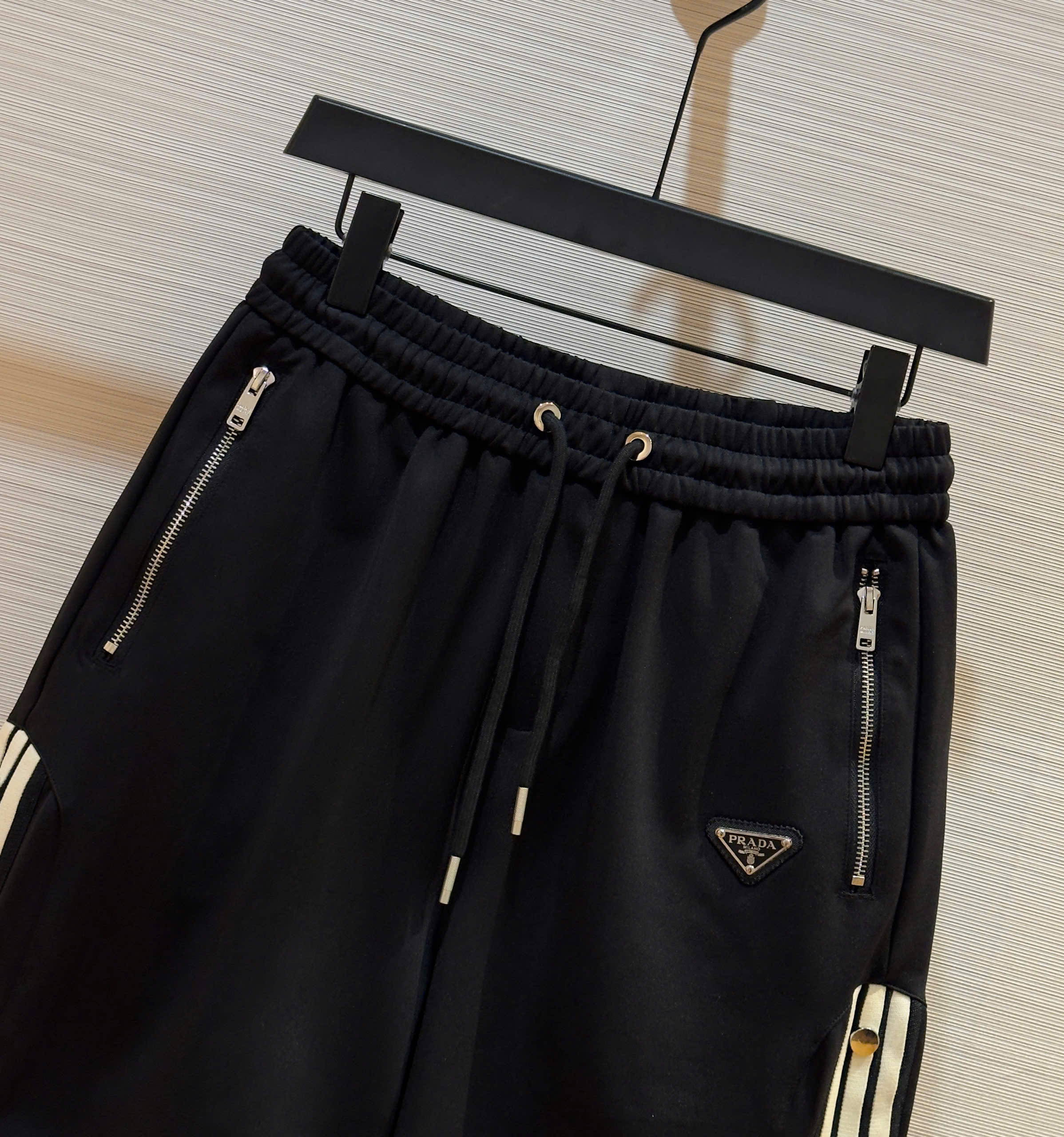 Quần short nỉ Prada P Đen logo tag tam giác kẻ sọc sườn Like Auth 1-1 on web DDT