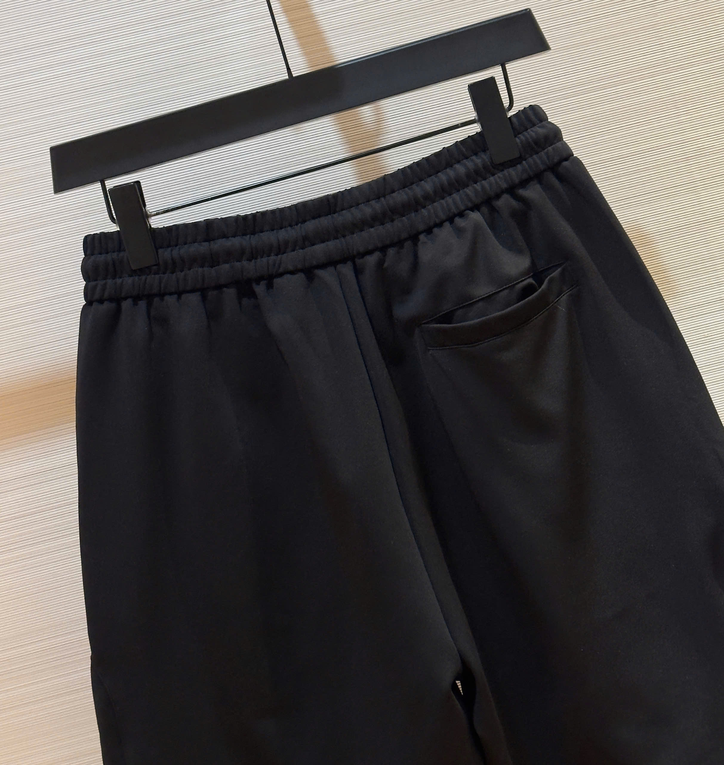 Quần short nỉ Prada P Đen logo tag tam giác kẻ sọc sườn Like Auth 1-1 on web DDT