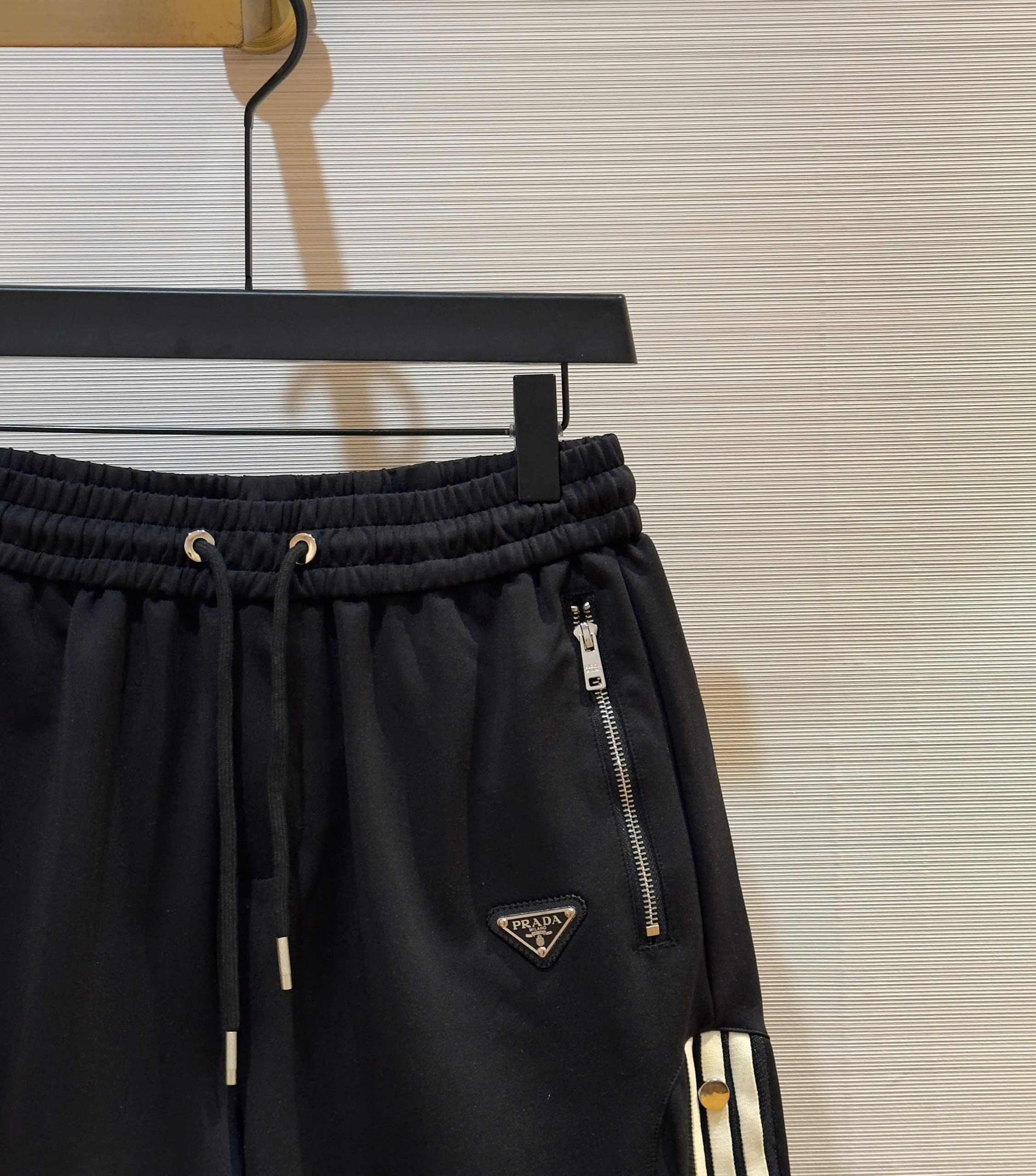 Quần short nỉ Prada P Đen logo tag tam giác kẻ sọc sườn Like Auth 1-1 on web DDT
