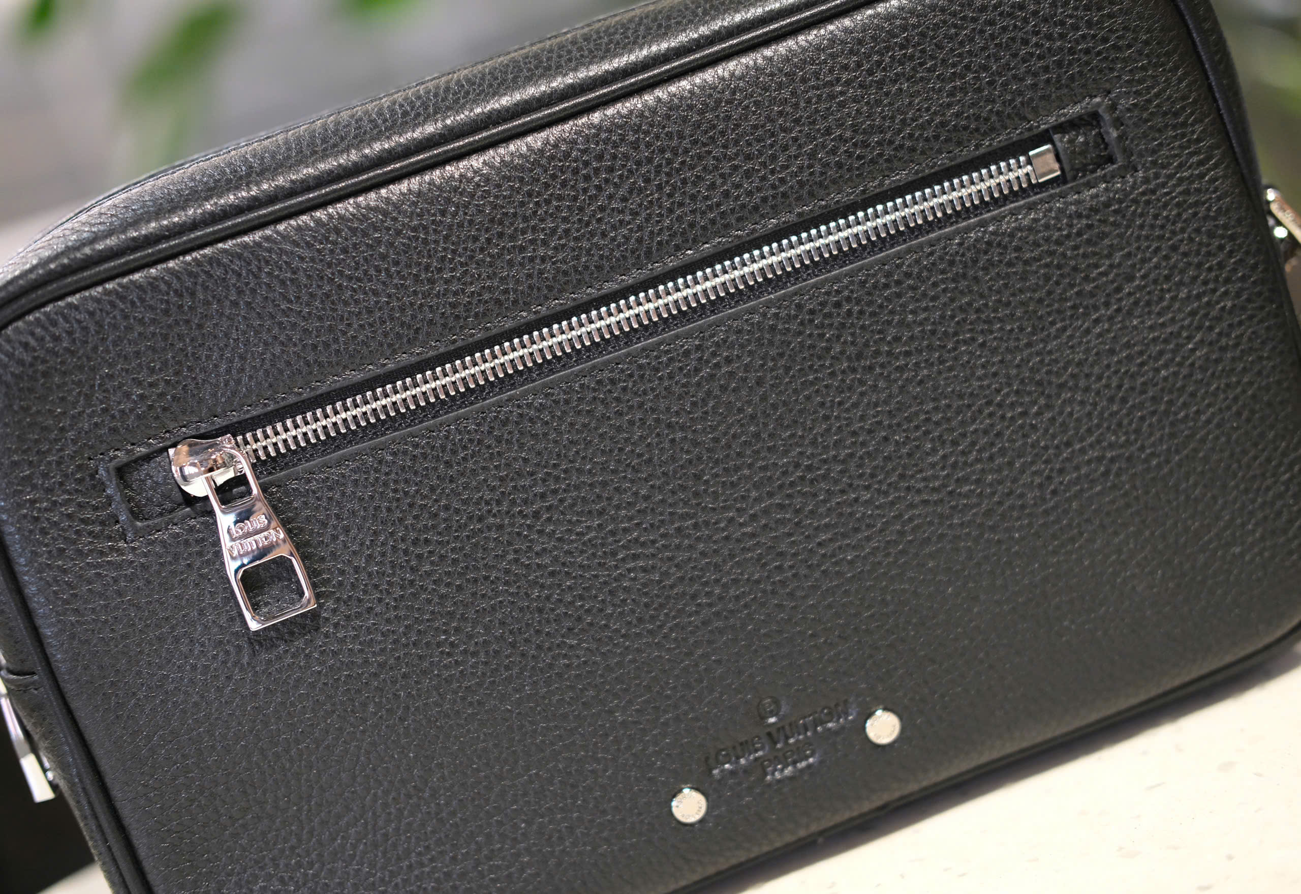 Túi Clutch cầm tay Louis Vuitton LV Đen trơn size 25x17x6cm Like Auth Fullbox phụ kiện DDT