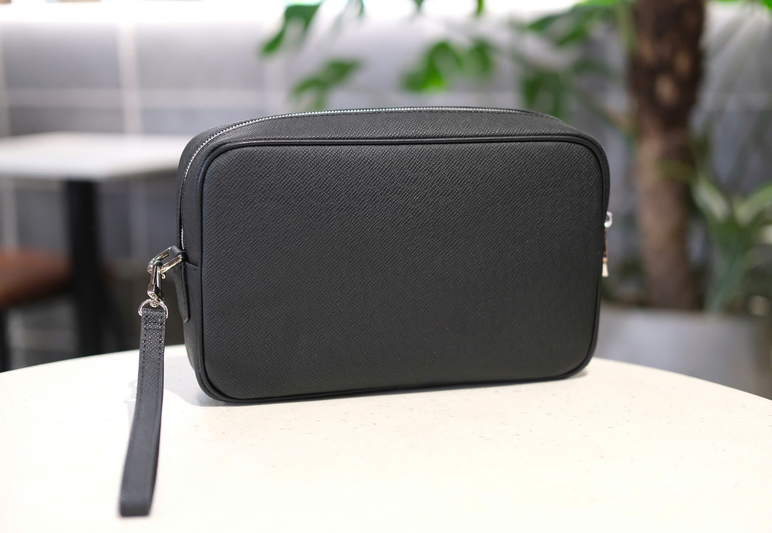 Túi Clutch cầm tay Louis Vuitton LV Đen trơn logo LV Bạc size 25x17x6cm Like Auth Fullbox phụ kiện DDT