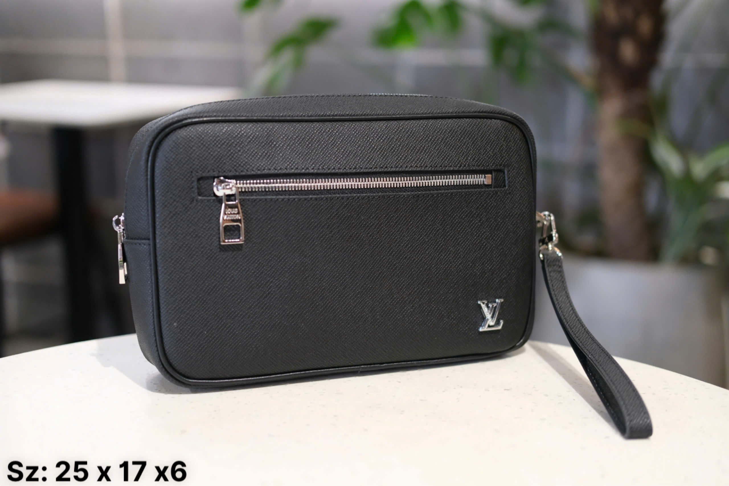 Túi Clutch cầm tay Louis Vuitton LV Đen trơn logo LV Bạc size 25x17x6cm Like Auth Fullbox phụ kiện DDT