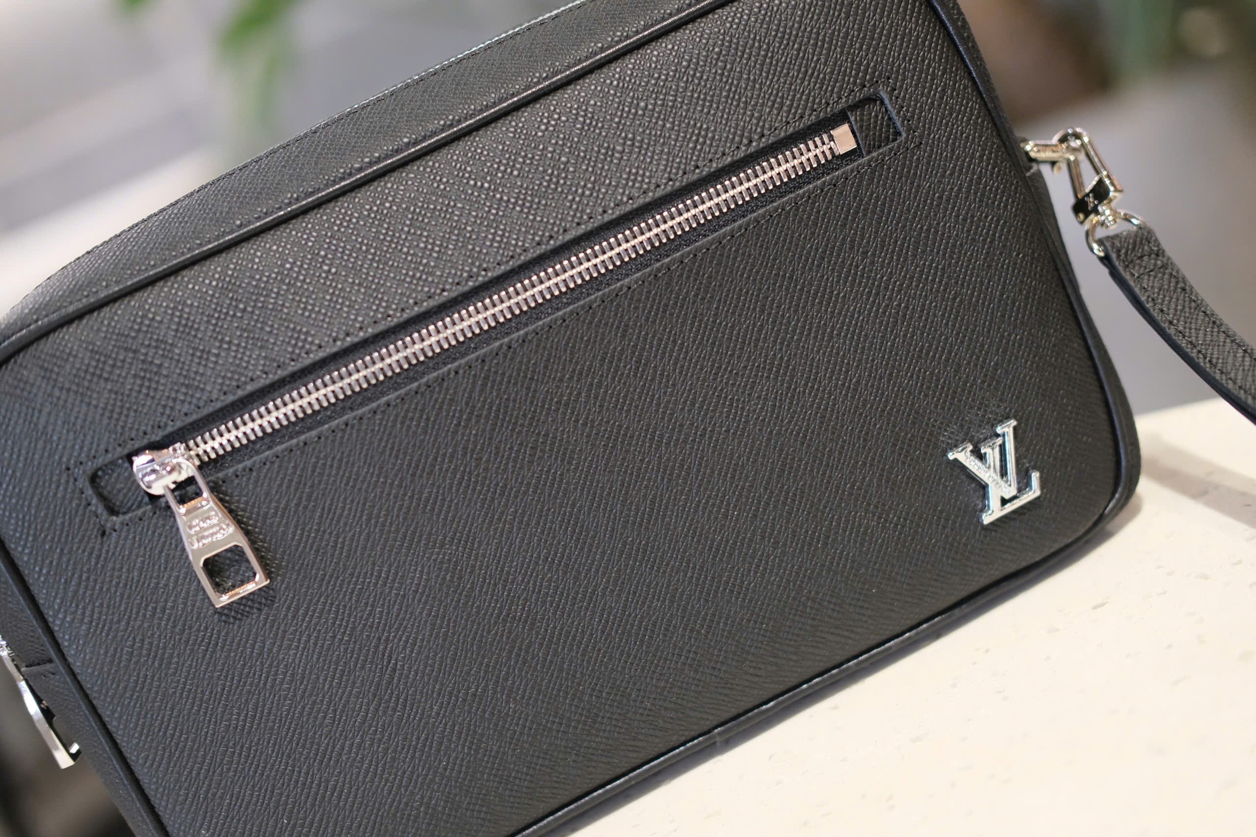 Túi Clutch cầm tay Louis Vuitton LV Đen trơn logo LV Bạc size 25x17x6cm Like Auth Fullbox phụ kiện DDT