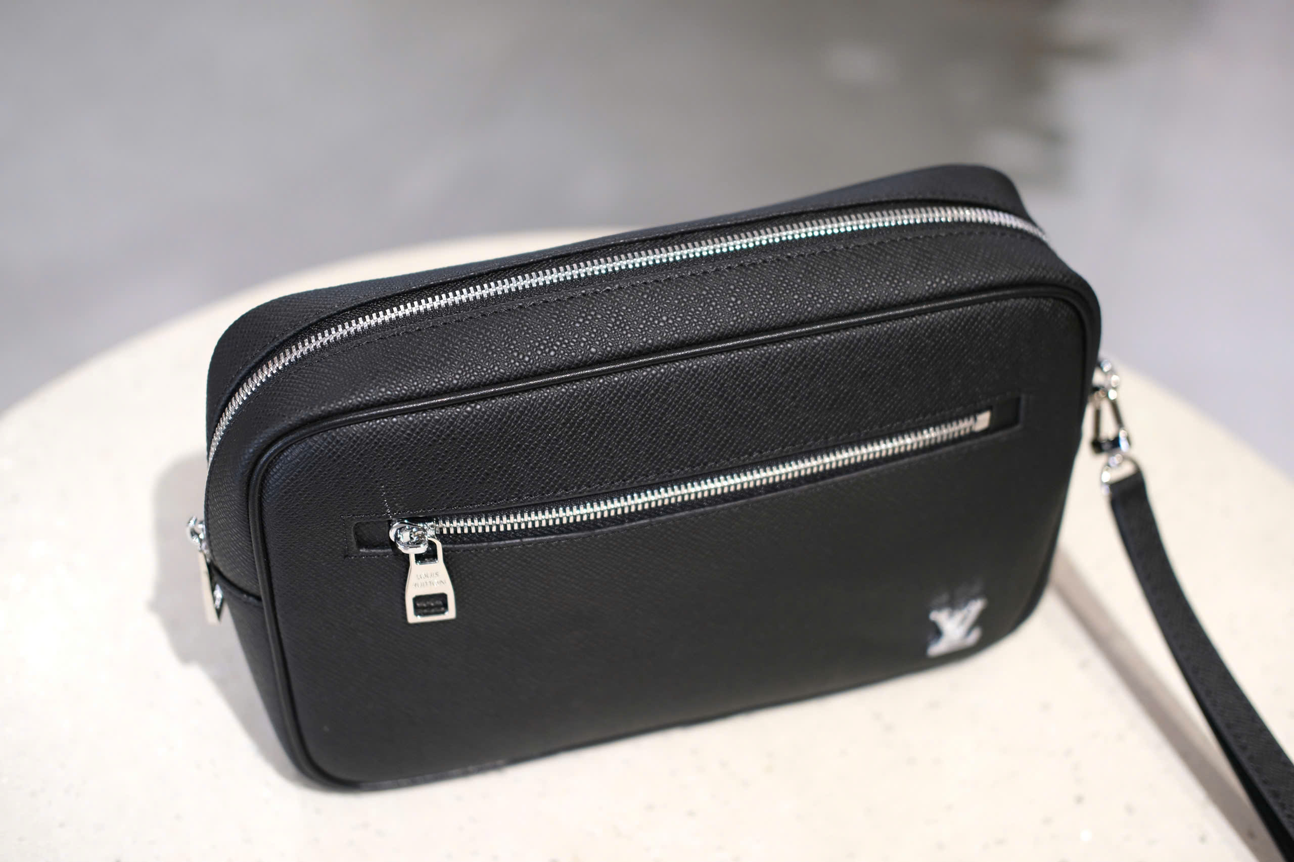 Túi Clutch cầm tay Louis Vuitton LV Đen trơn logo LV Bạc size 25x17x6cm Like Auth Fullbox phụ kiện DDT