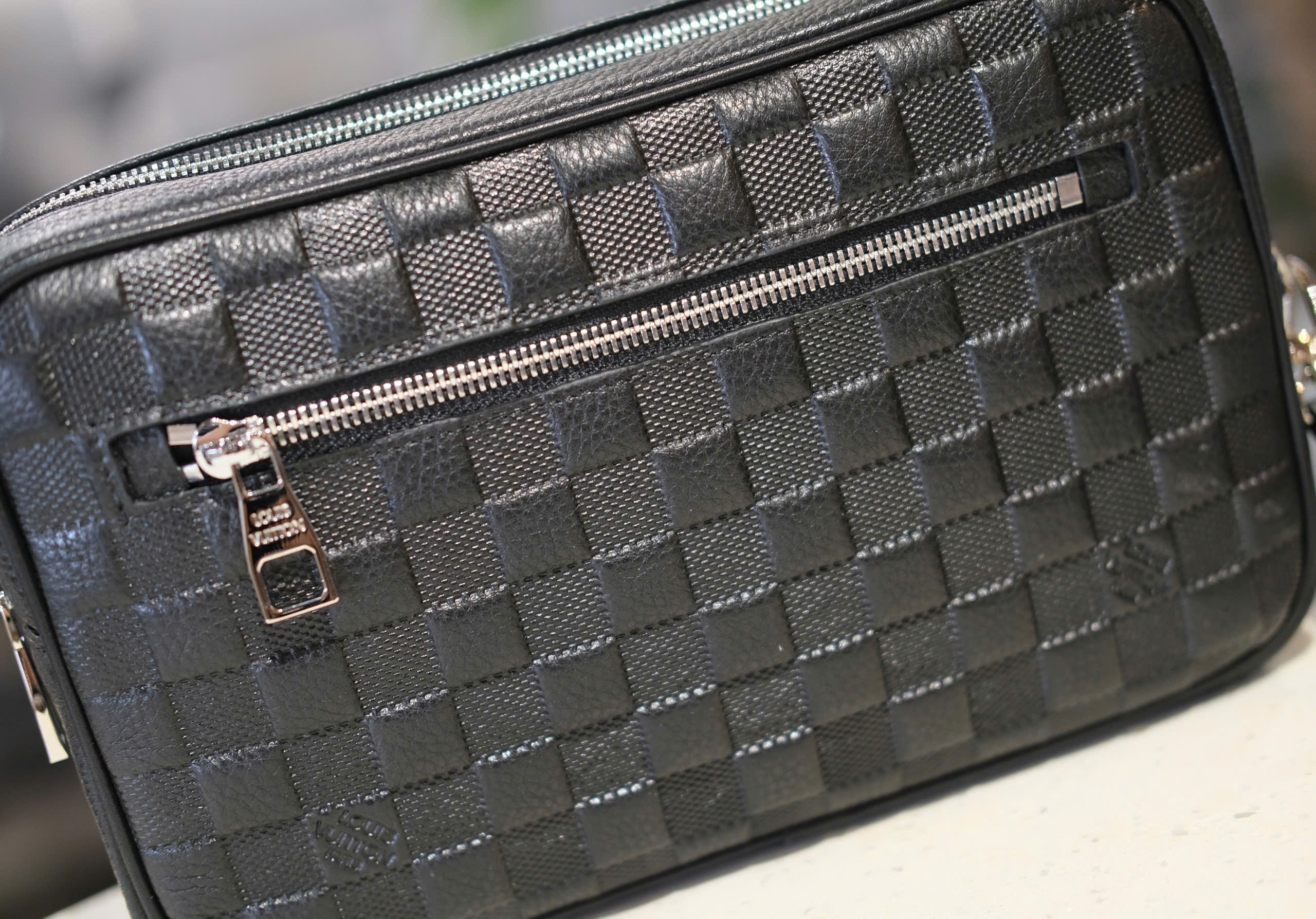 Túi Clutch cầm tay Louis Vuitton LV Đen họa tiết caro dập chìm size 25x17x6cm Like Auth Fullbox phụ kiện DDT