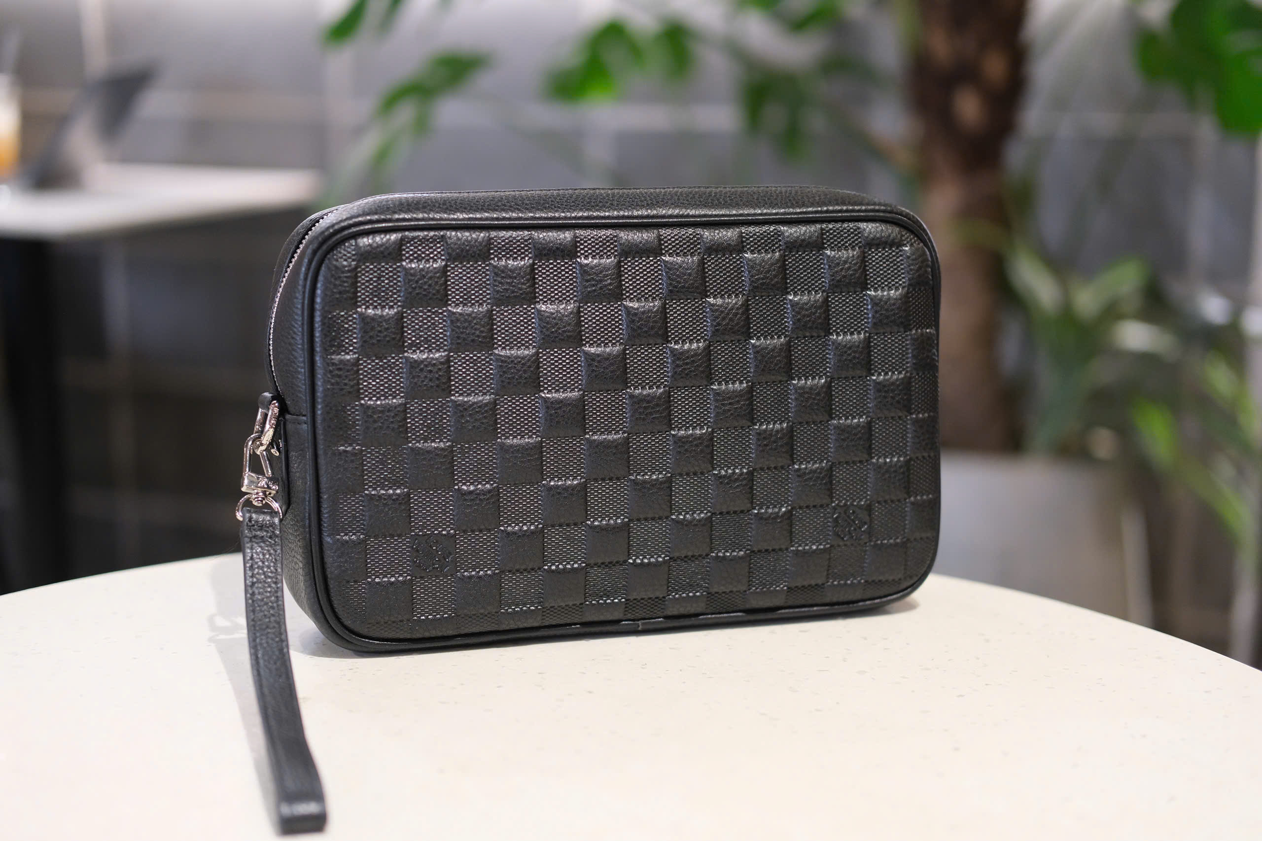 Túi Clutch cầm tay Louis Vuitton LV Đen họa tiết caro dập chìm size 25x17x6cm Like Auth Fullbox phụ kiện DDT