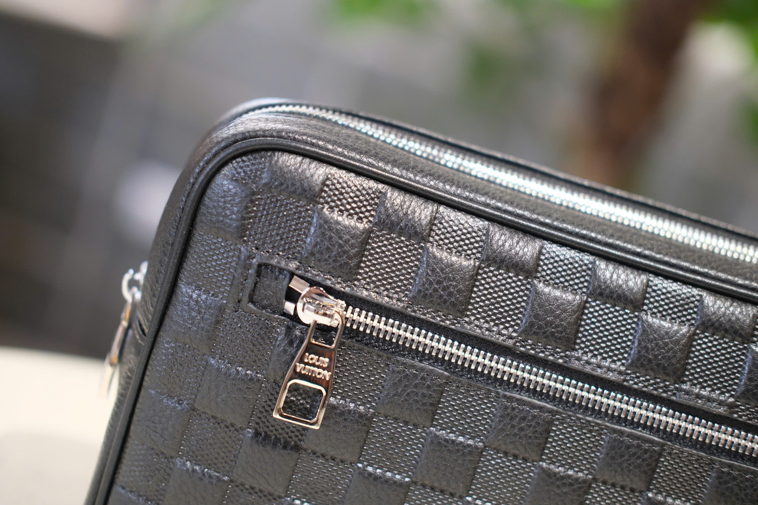 Túi Clutch cầm tay Louis Vuitton LV Đen họa tiết caro dập chìm size 25x17x6cm Like Auth Fullbox phụ kiện DDT