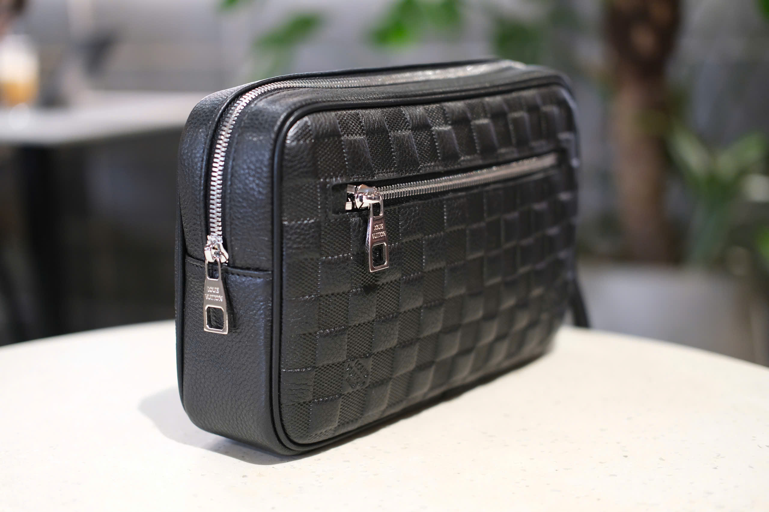 Túi Clutch cầm tay Louis Vuitton LV Đen họa tiết caro dập chìm size 25x17x6cm Like Auth Fullbox phụ kiện DDT
