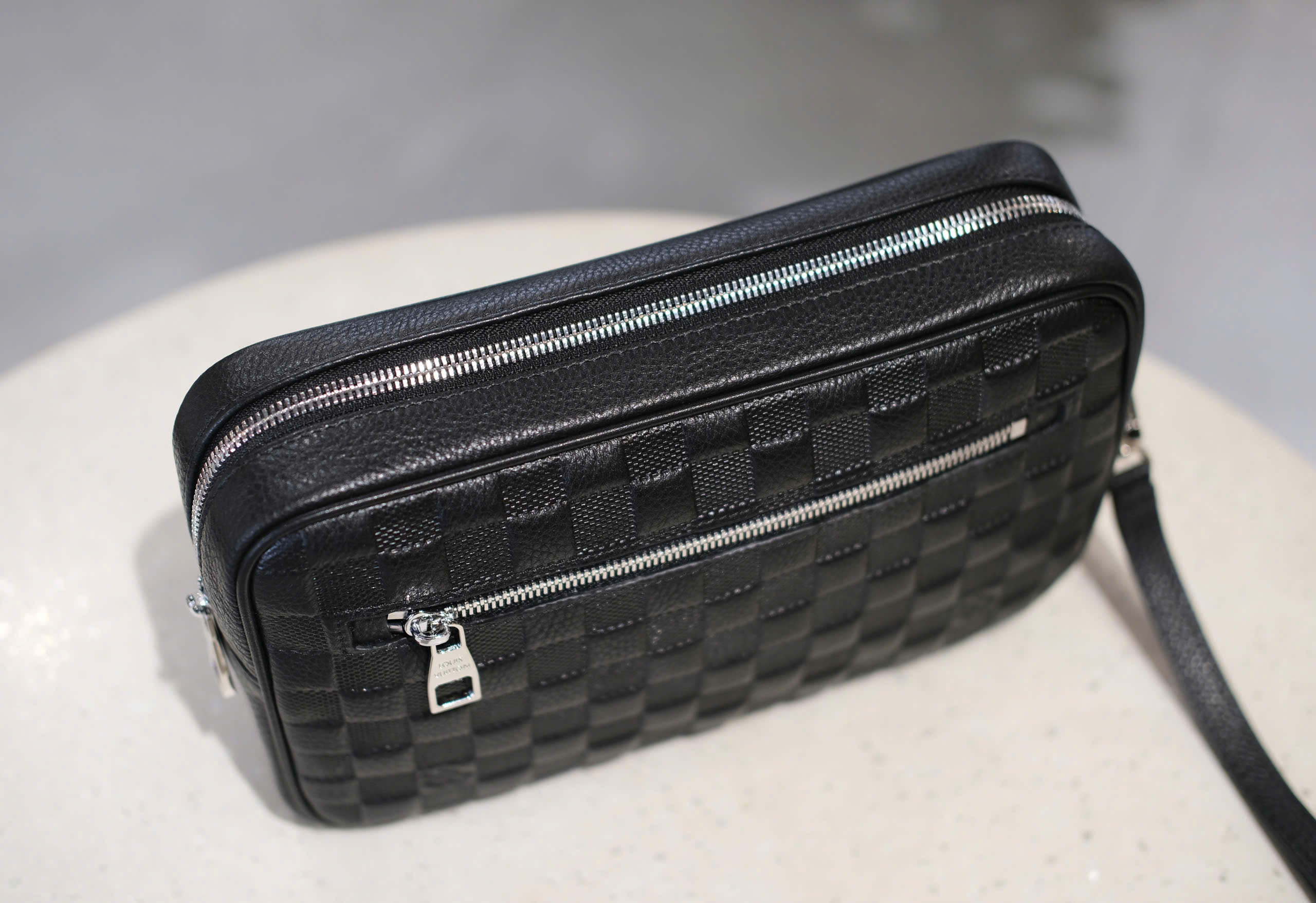 Túi Clutch cầm tay Louis Vuitton LV Đen họa tiết caro dập chìm size 25x17x6cm Like Auth Fullbox phụ kiện DDT