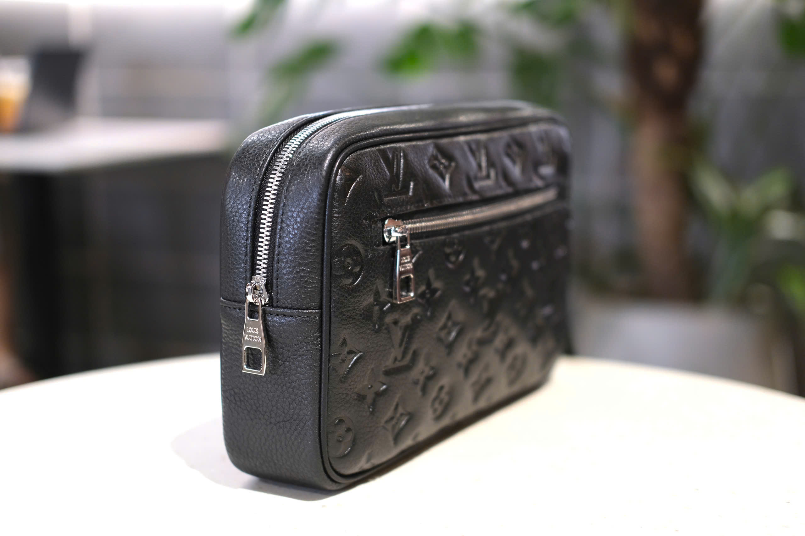 Túi Clutch cầm tay Louis Vuitton LV Đen họa tiết hoa vân dập chìm size 25x17x6cm Like Auth Fullbox phụ kiện DDT