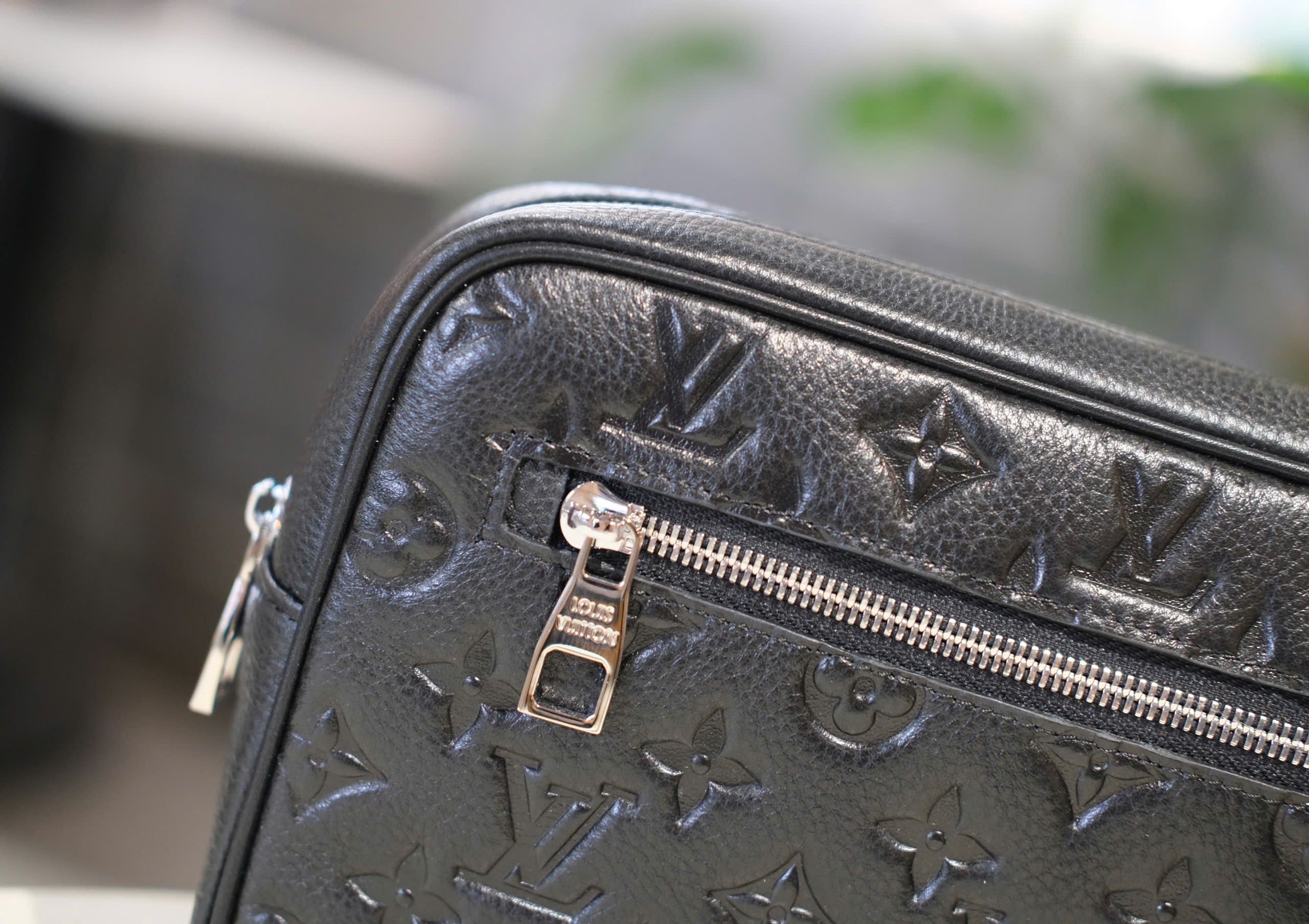 Túi Clutch cầm tay Louis Vuitton LV Đen họa tiết hoa vân dập chìm size 25x17x6cm Like Auth Fullbox phụ kiện DDT