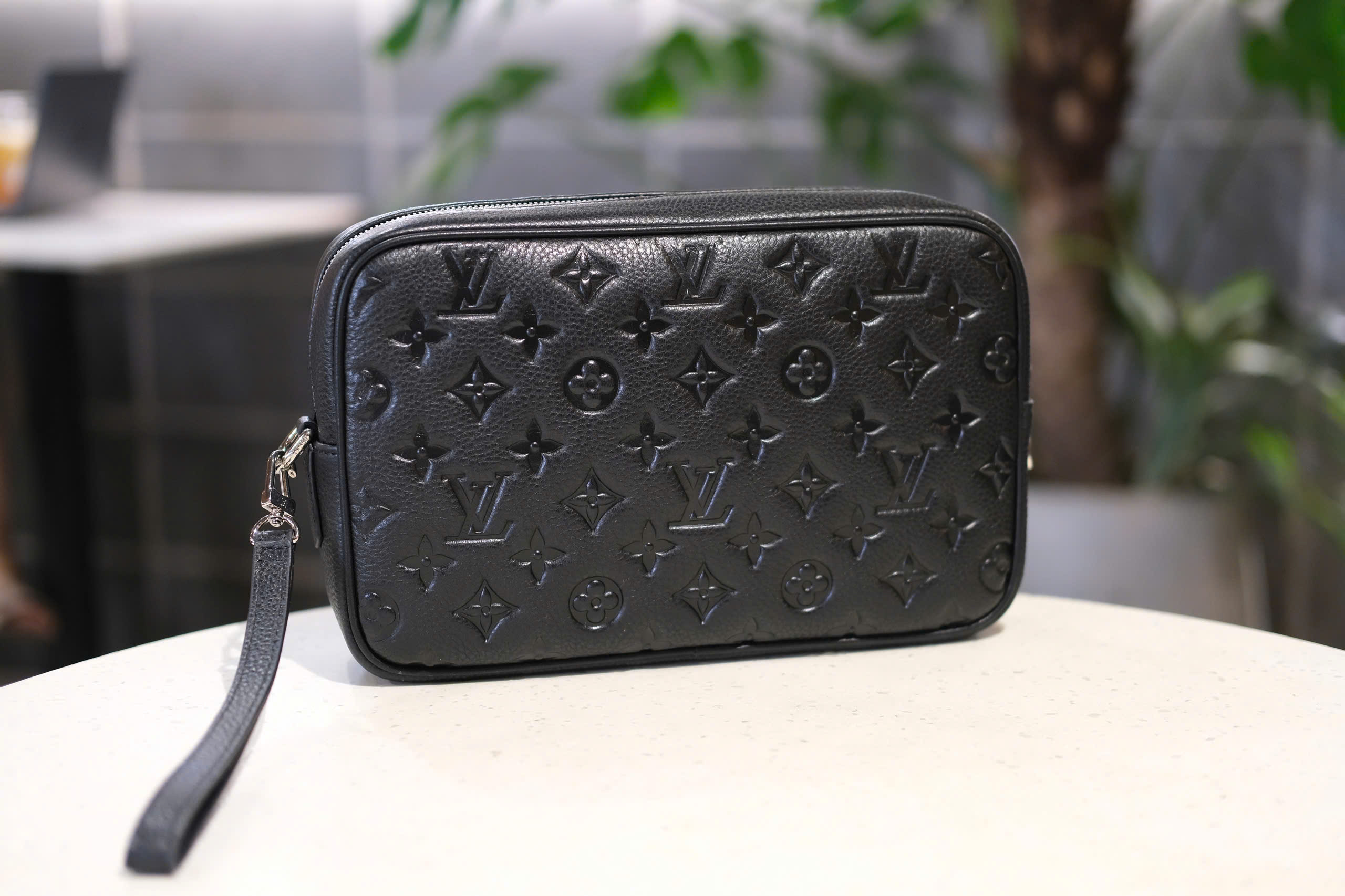 Túi Clutch cầm tay Louis Vuitton LV Đen họa tiết hoa vân dập chìm size 25x17x6cm Like Auth Fullbox phụ kiện DDT