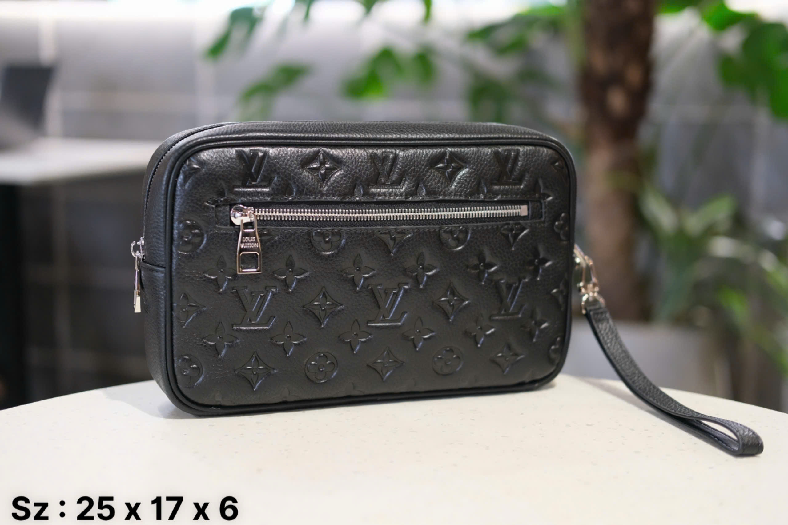 Túi Clutch cầm tay Louis Vuitton LV Đen họa tiết hoa vân dập chìm size 25x17x6cm Like Auth Fullbox phụ kiện DDT