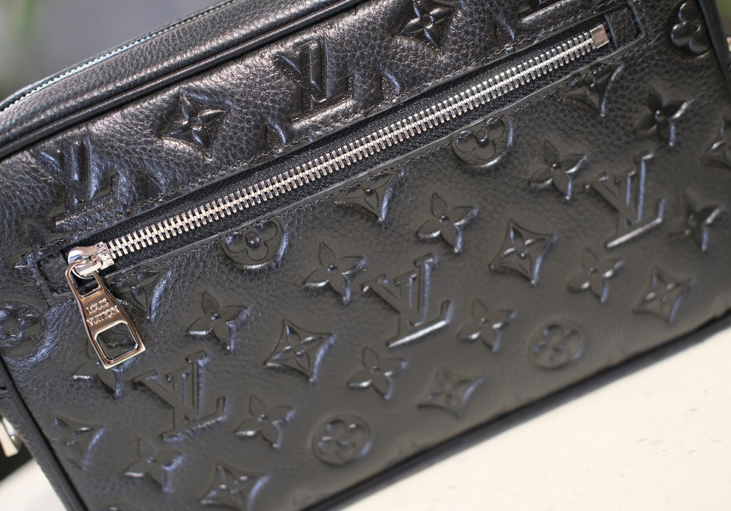 Túi Clutch cầm tay Louis Vuitton LV Đen họa tiết hoa vân dập chìm size 25x17x6cm Like Auth Fullbox phụ kiện DDT