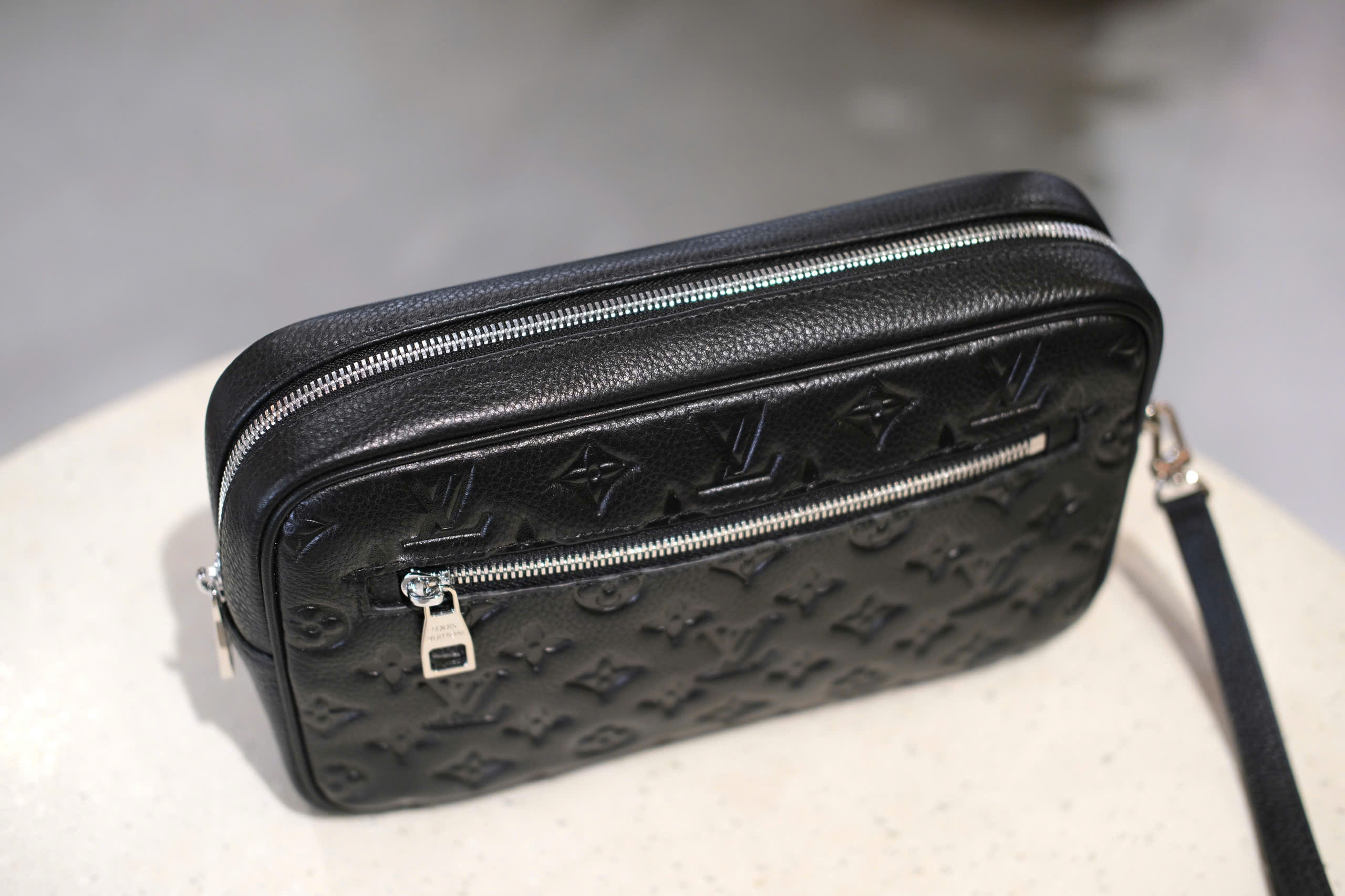 Túi Clutch cầm tay Louis Vuitton LV Đen họa tiết hoa vân dập chìm size 25x17x6cm Like Auth Fullbox phụ kiện DDT