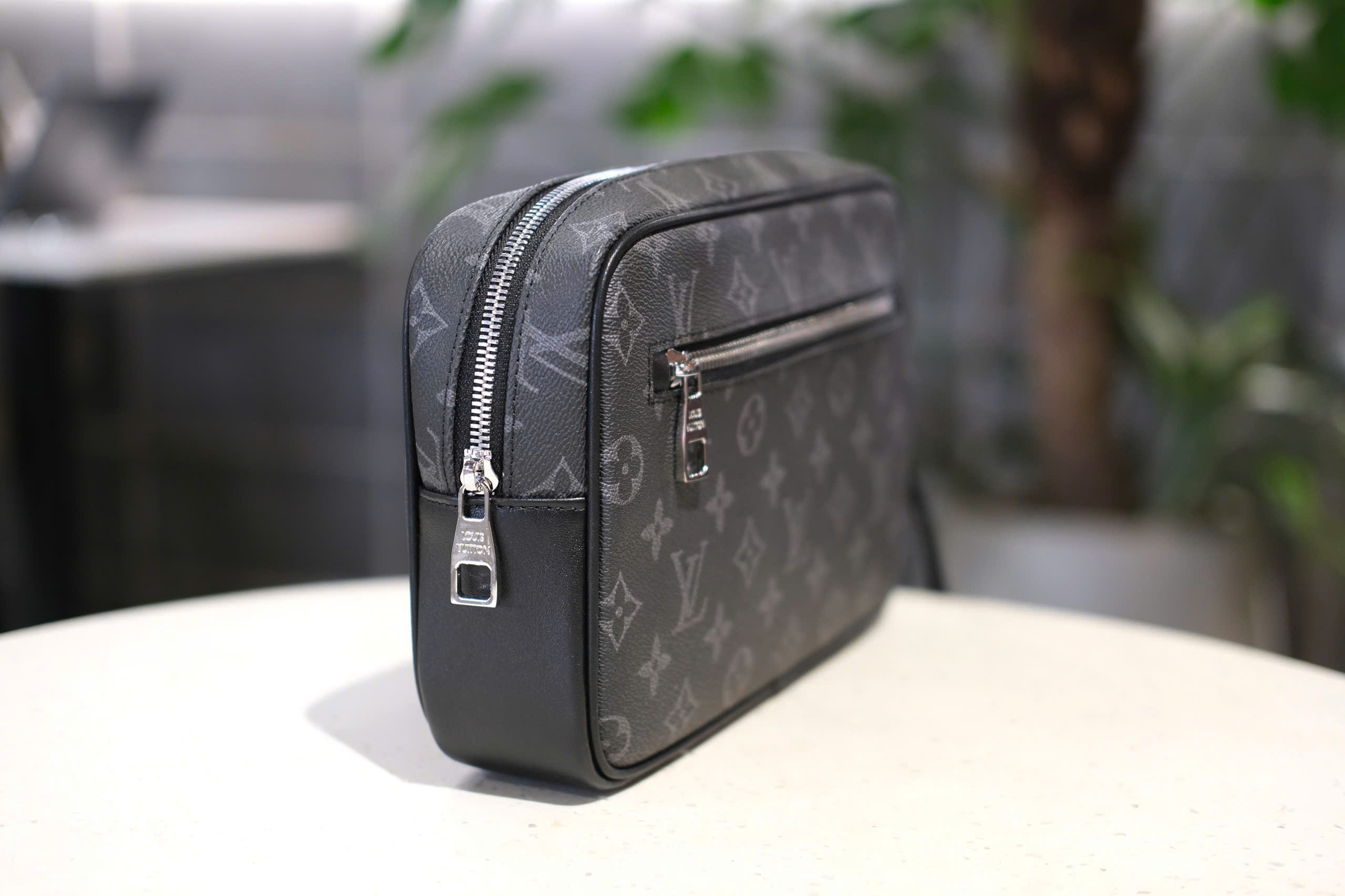 Túi Clutch cầm tay Louis Vuitton LV Đen họa tiết hoa vân size 25x17x6cm Like Auth Fullbox phụ kiện DDT