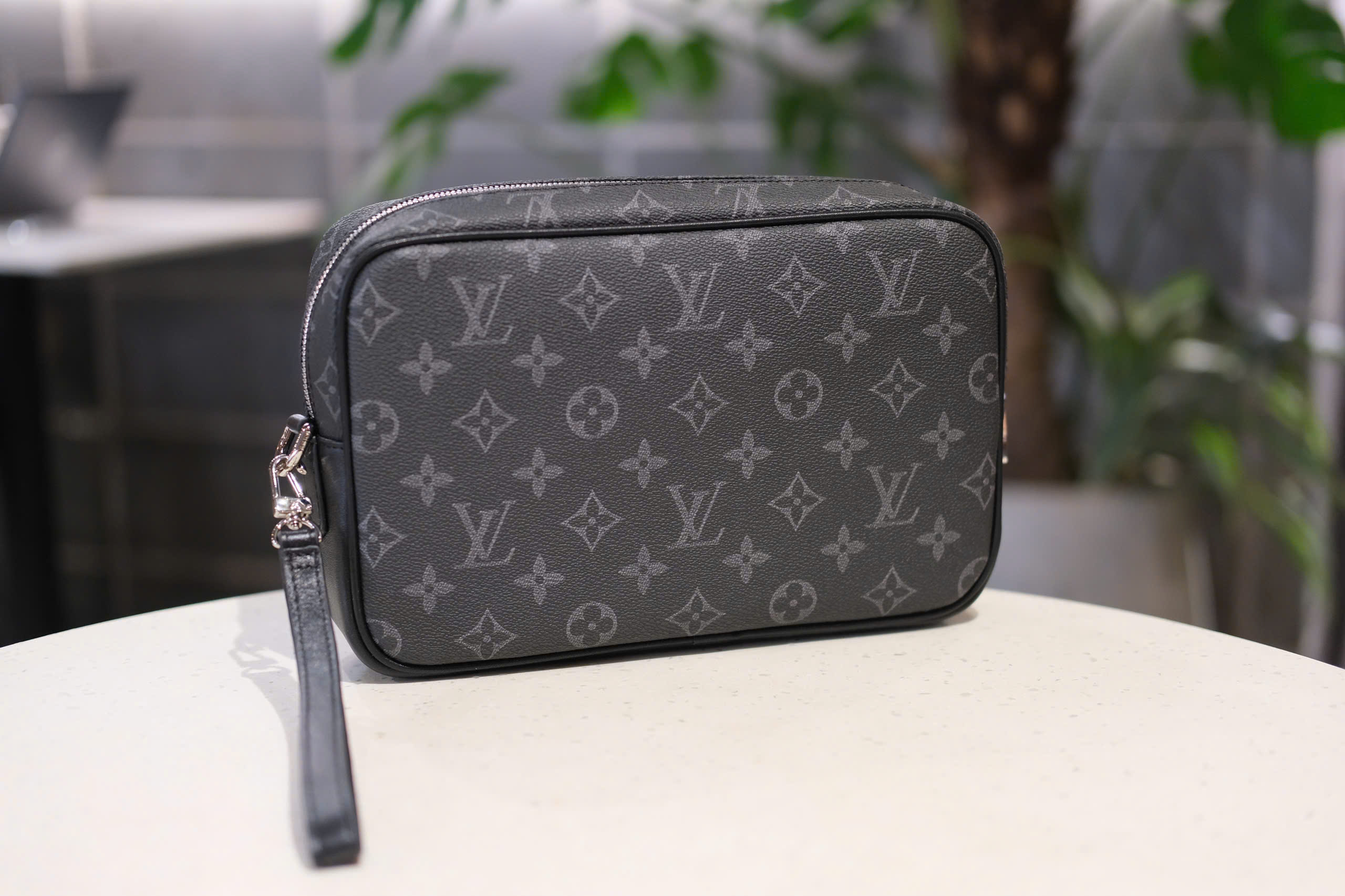 Túi Clutch cầm tay Louis Vuitton LV Đen họa tiết hoa vân size 25x17x6cm Like Auth Fullbox phụ kiện DDT