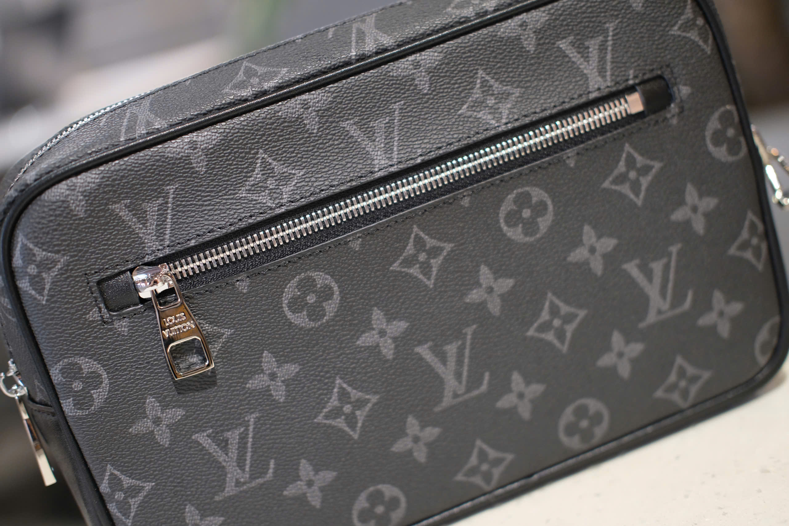 Túi Clutch cầm tay Louis Vuitton LV Đen họa tiết hoa vân size 25x17x6cm Like Auth Fullbox phụ kiện DDT