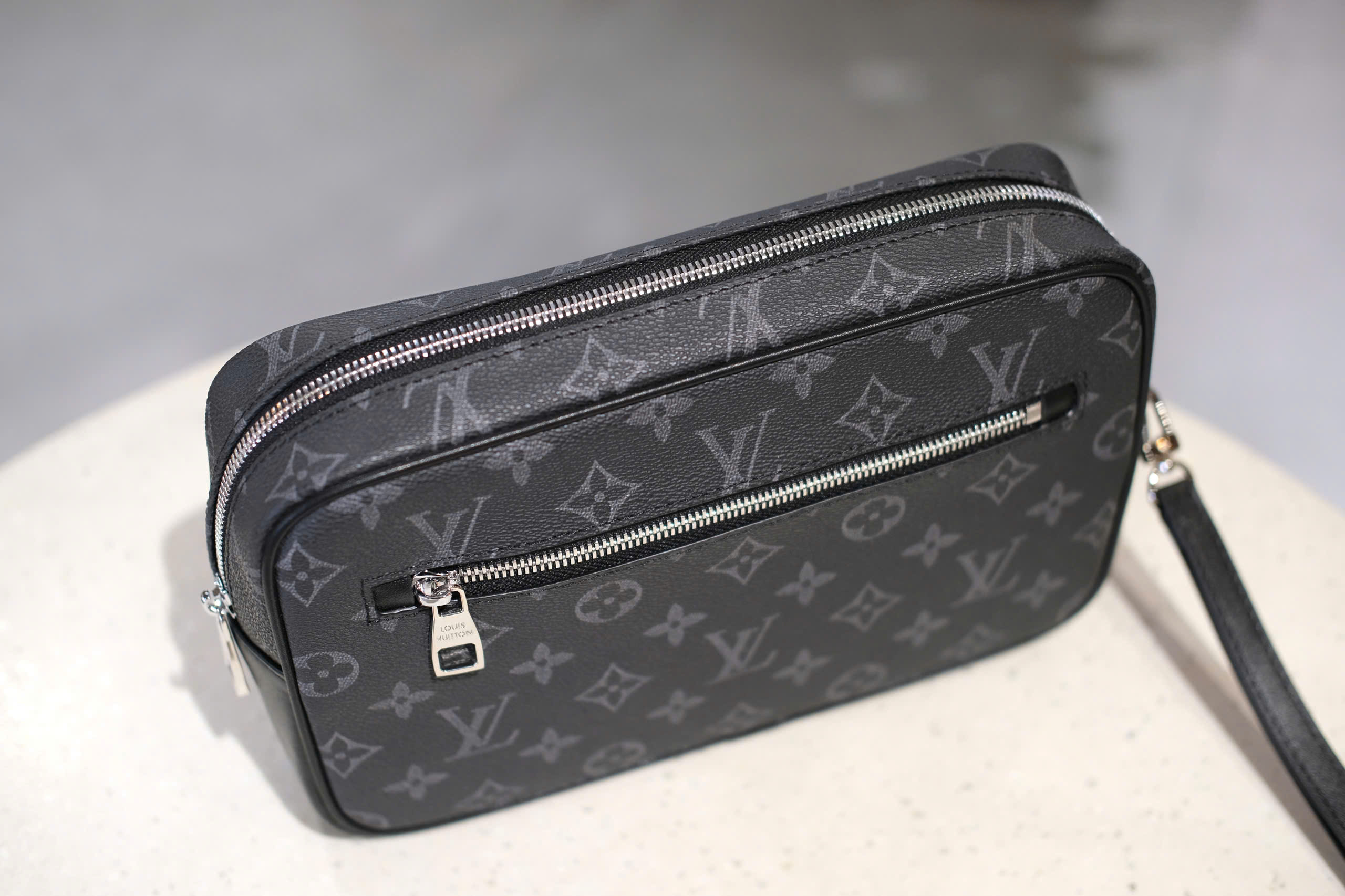 Túi Clutch cầm tay Louis Vuitton LV Đen họa tiết hoa vân size 25x17x6cm Like Auth Fullbox phụ kiện DDT