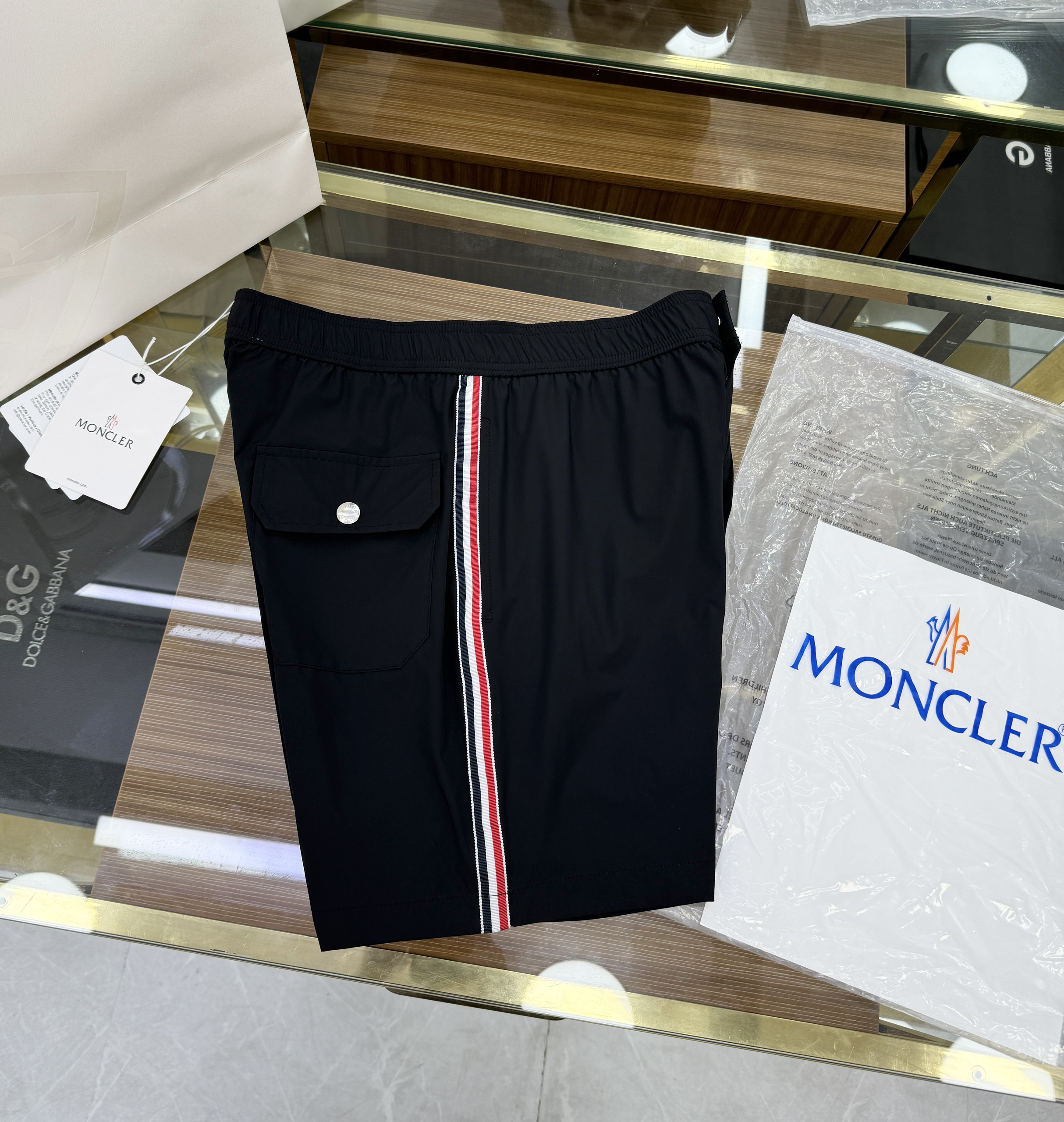 Quần short gió Moncler M logo thêu đùi kẻ ọc màu sườn Like Auth 1-1 on web CD