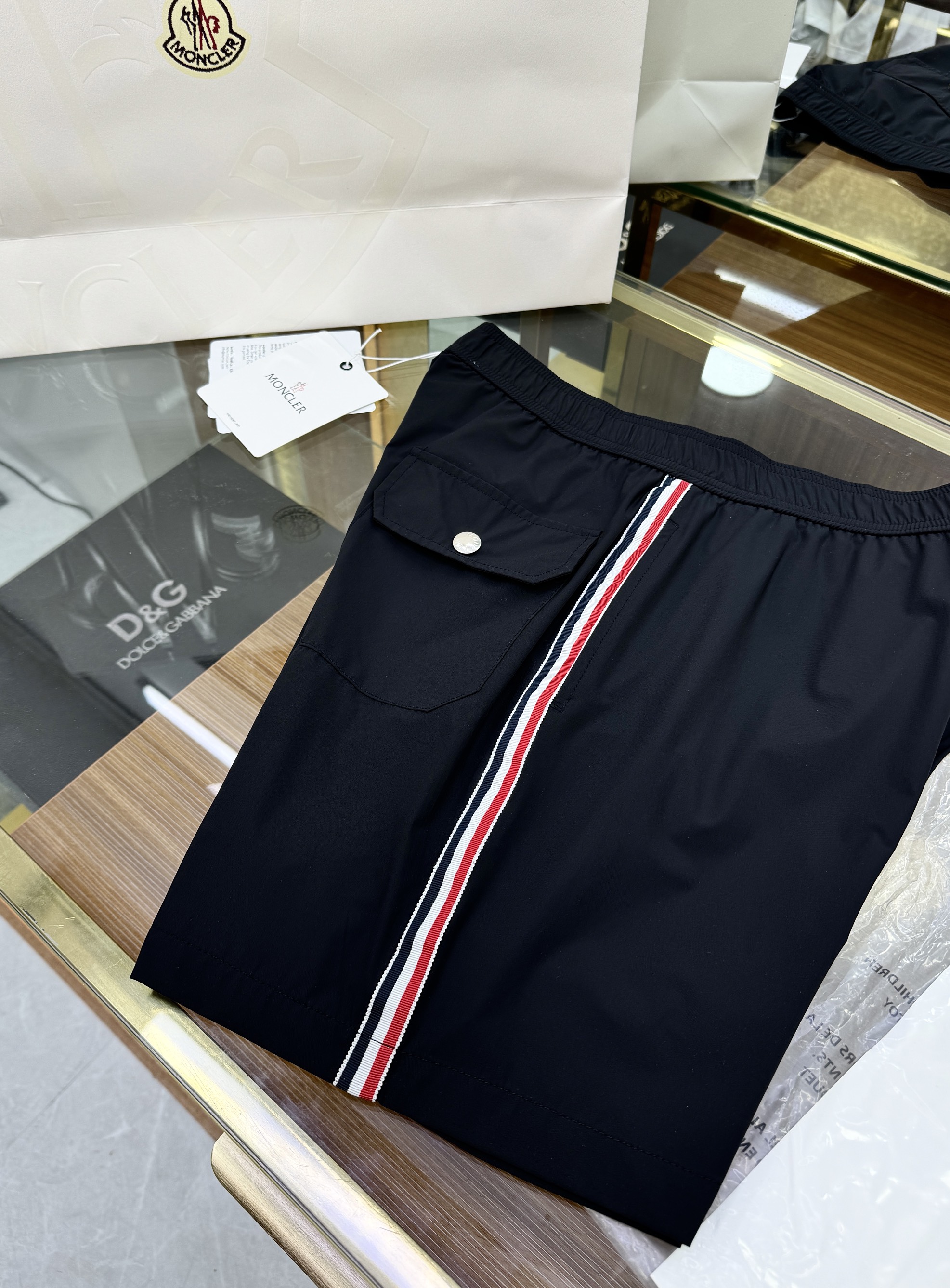 Quần short gió Moncler M logo thêu đùi kẻ ọc màu sườn Like Auth 1-1 on web CD