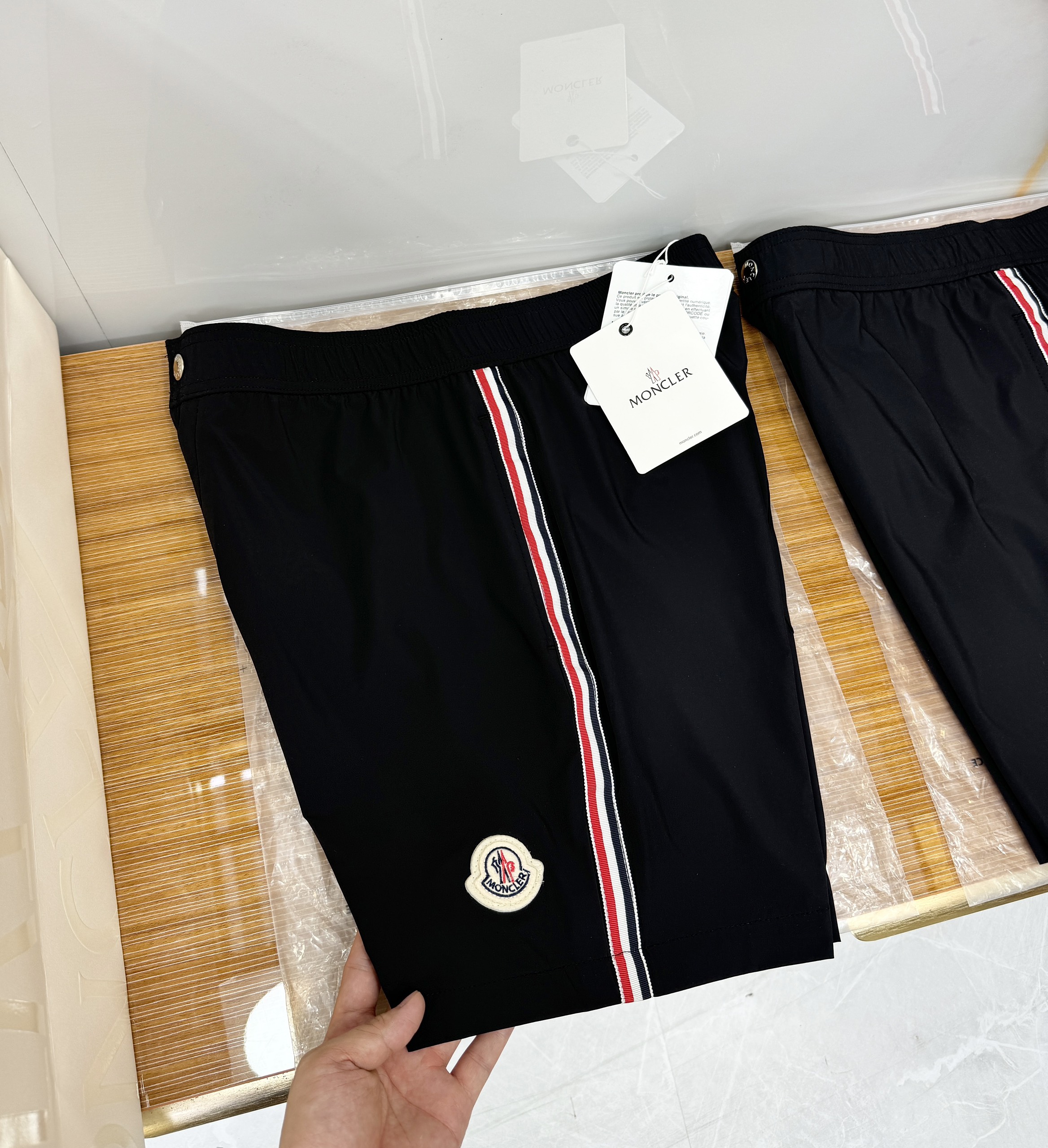 Quần short gió Moncler M logo thêu đùi kẻ ọc màu sườn Like Auth 1-1 on web CD