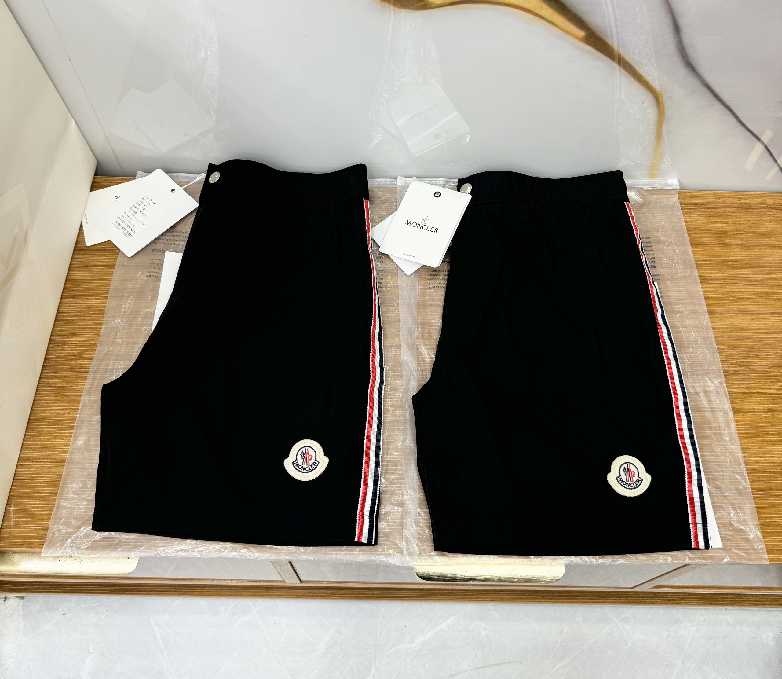 Quần short gió Moncler M logo thêu đùi kẻ ọc màu sườn Like Auth 1-1 on web CD
