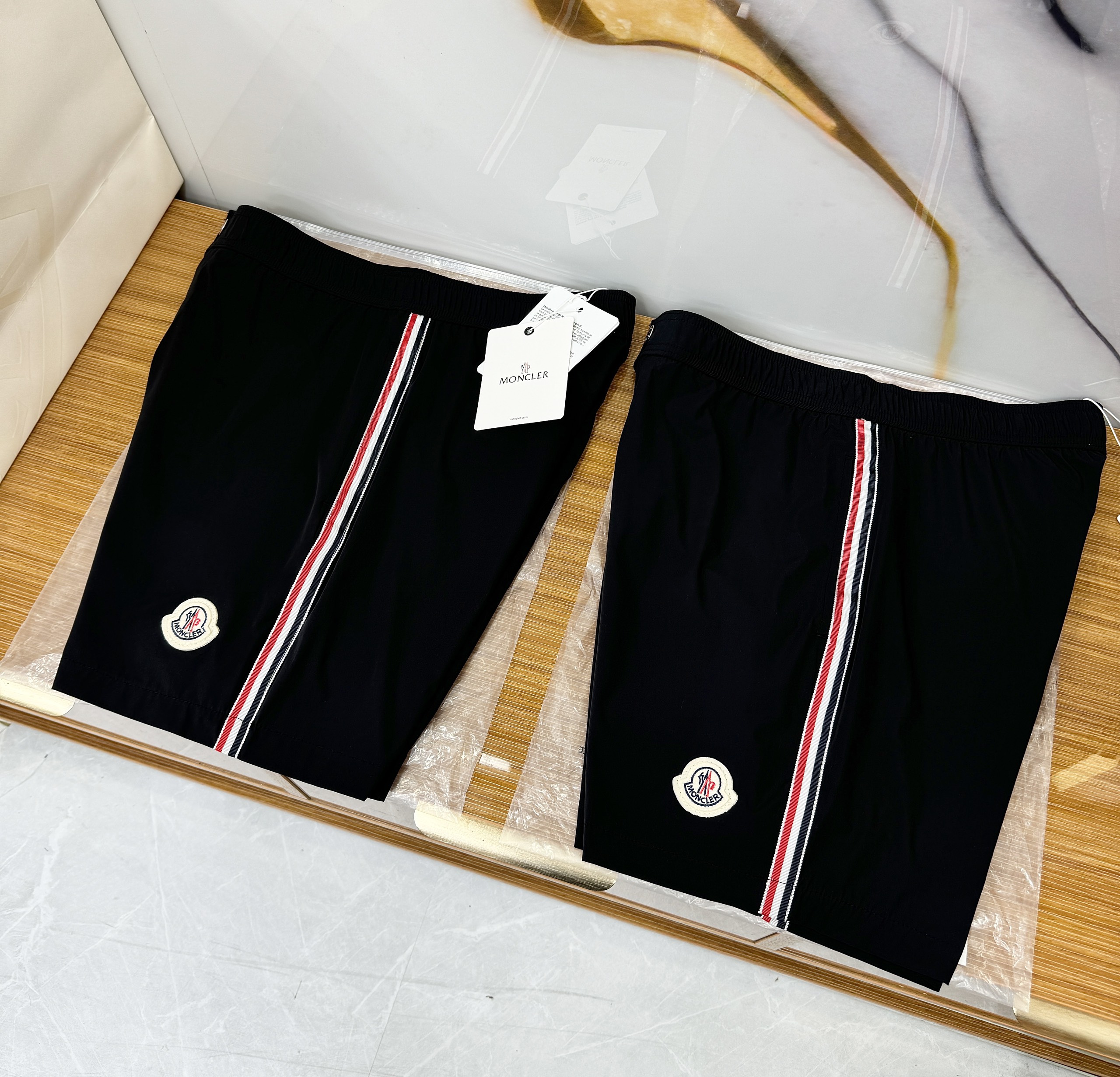 Quần short gió Moncler M logo thêu đùi kẻ ọc màu sườn Like Auth 1-1 on web CD