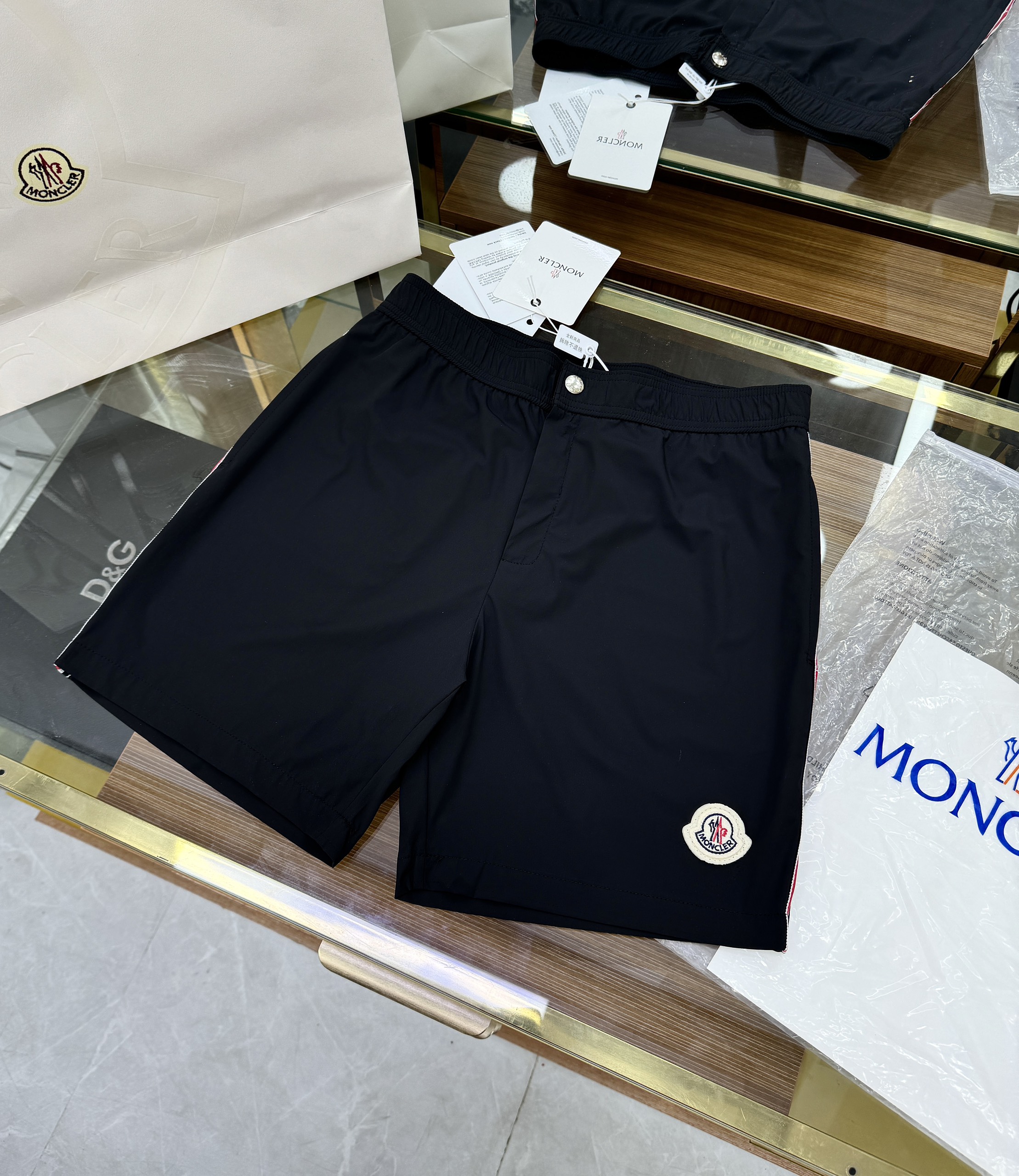 Quần short gió Moncler M logo thêu đùi kẻ ọc màu sườn Like Auth 1-1 on web CD