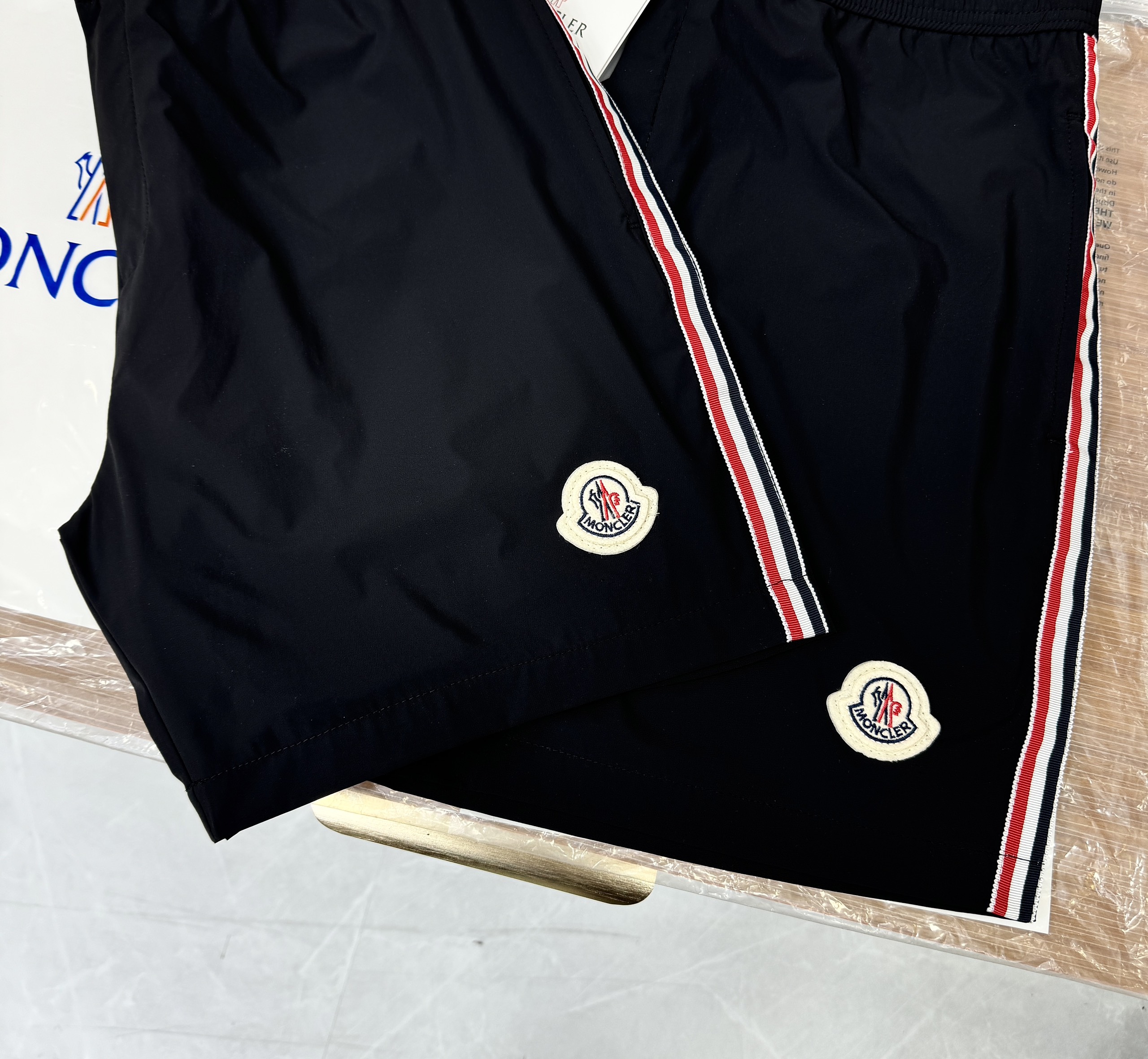 Quần short gió Moncler M logo thêu đùi kẻ ọc màu sườn Like Auth 1-1 on web CD