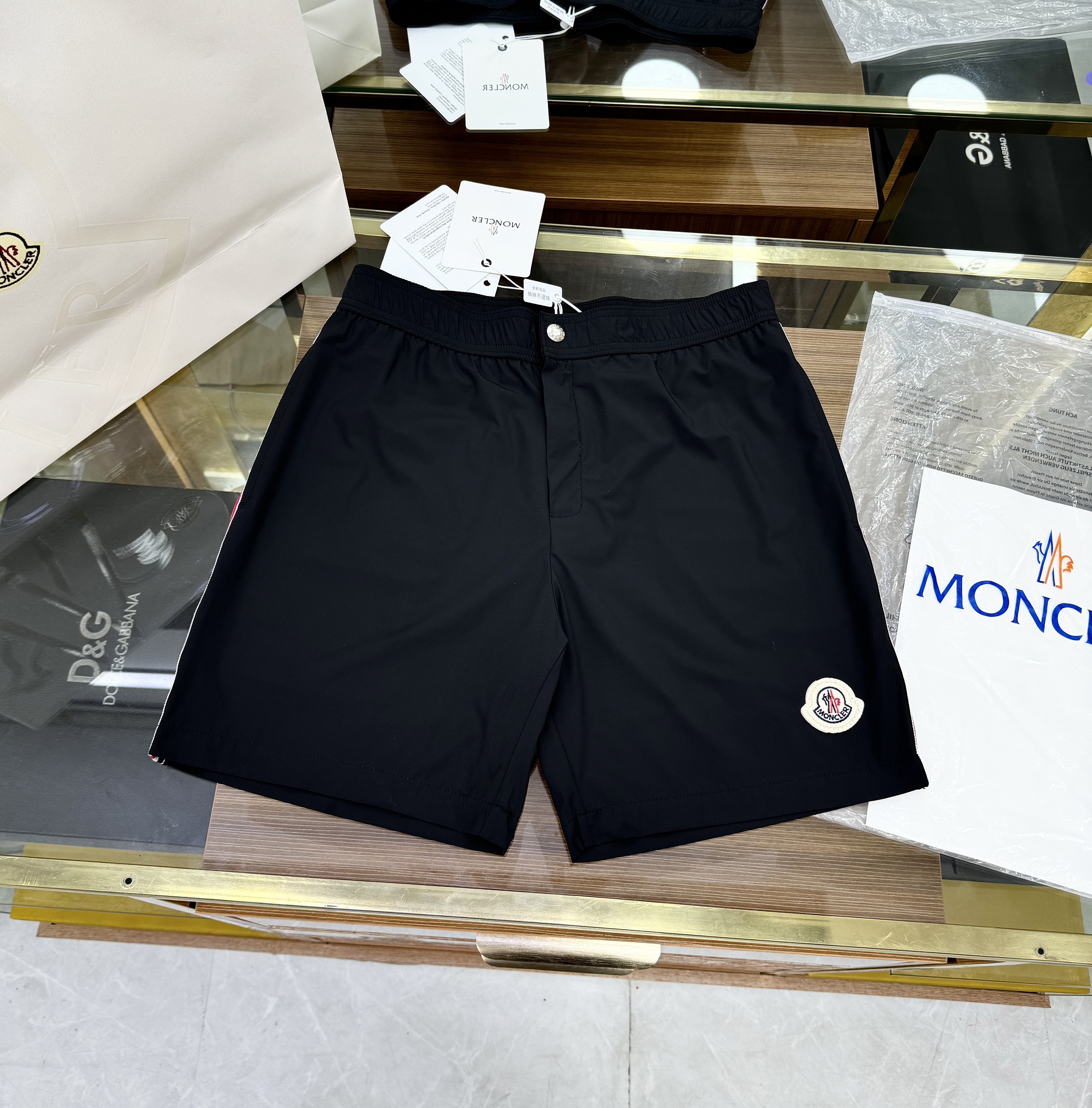 Quần short gió Moncler M logo thêu đùi kẻ ọc màu sườn Like Auth 1-1 on web CD
