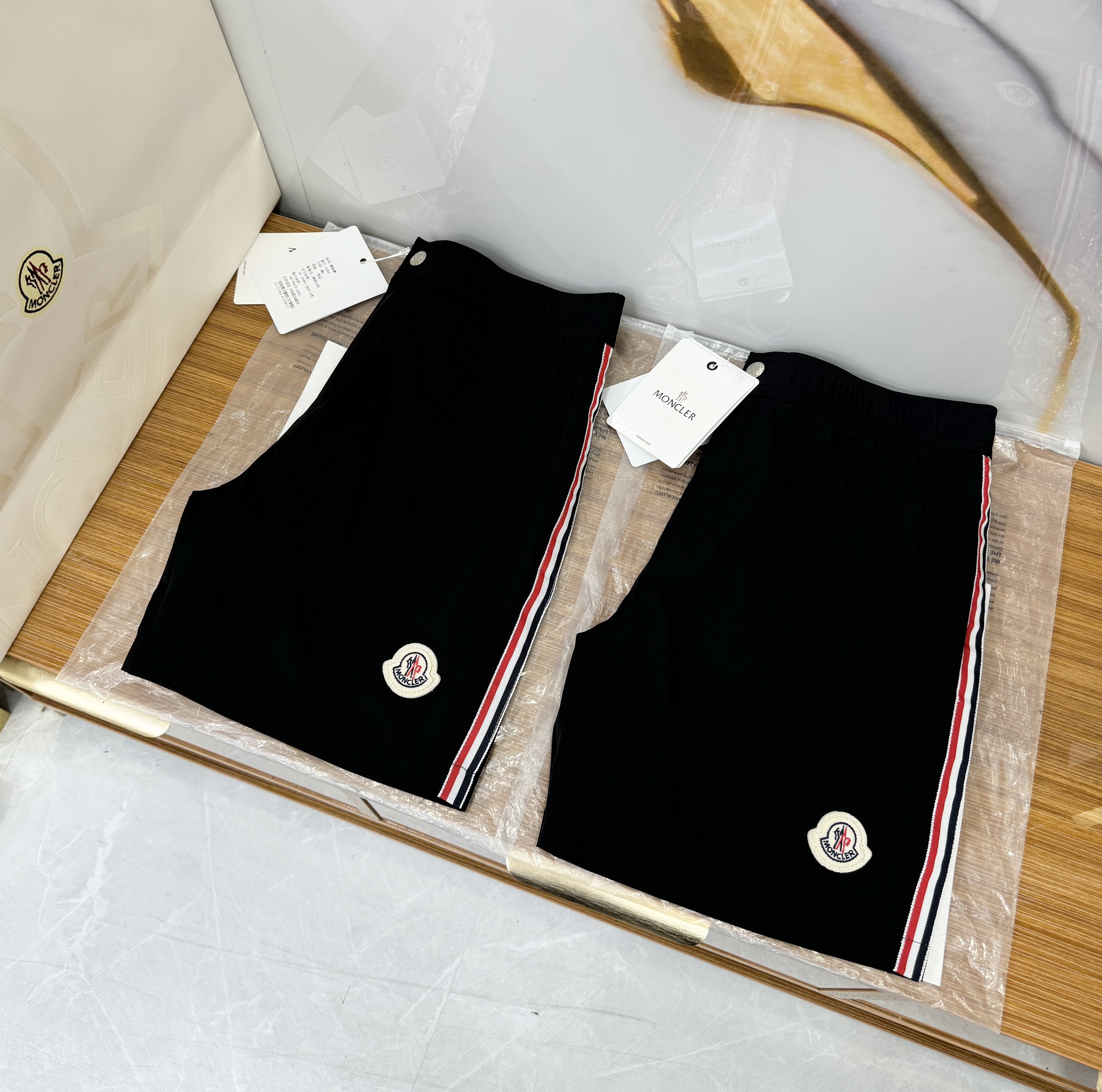 Quần short gió Moncler M logo thêu đùi kẻ ọc màu sườn Like Auth 1-1 on web CD