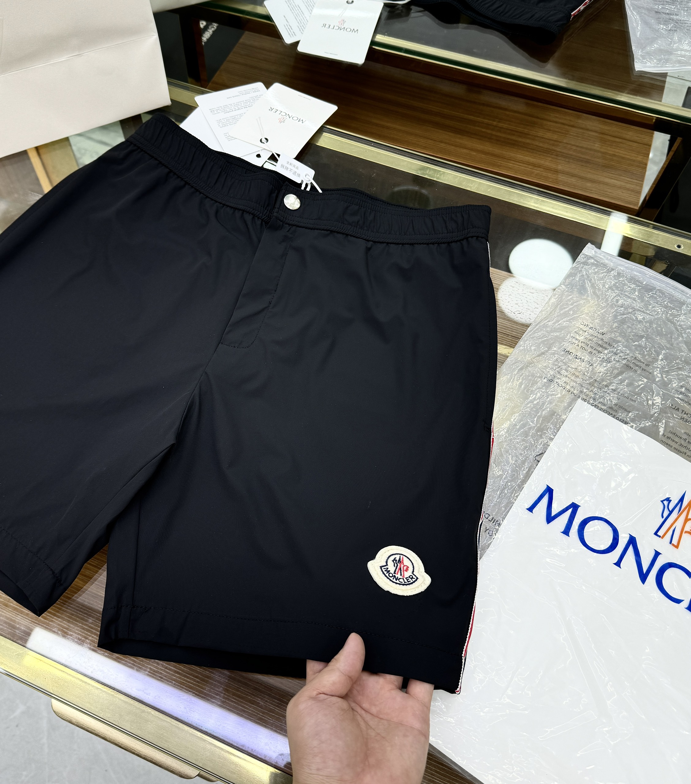 Quần short gió Moncler M logo thêu đùi kẻ ọc màu sườn Like Auth 1-1 on web CD