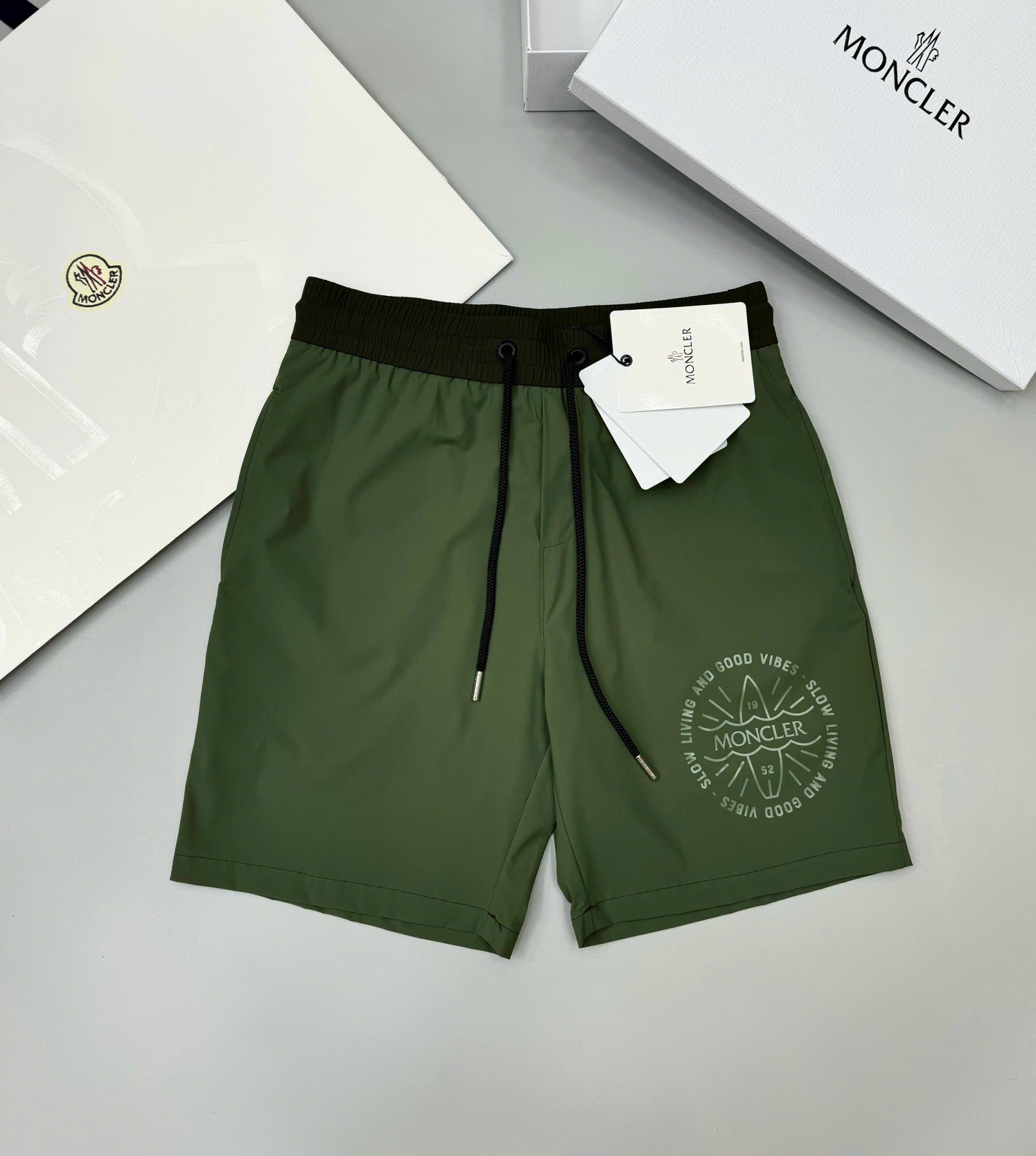 Quần short gió Moncler M logo tròn đùi phối cạp Like Auth 1-1 on web CD