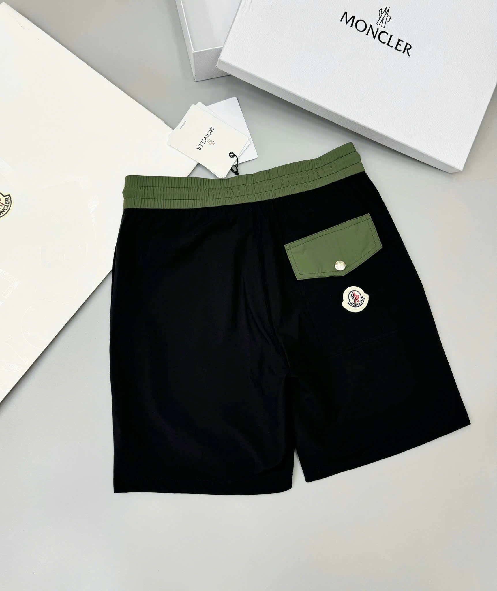 Quần short gió Moncler M logo tròn đùi phối cạp Like Auth 1-1 on web CD