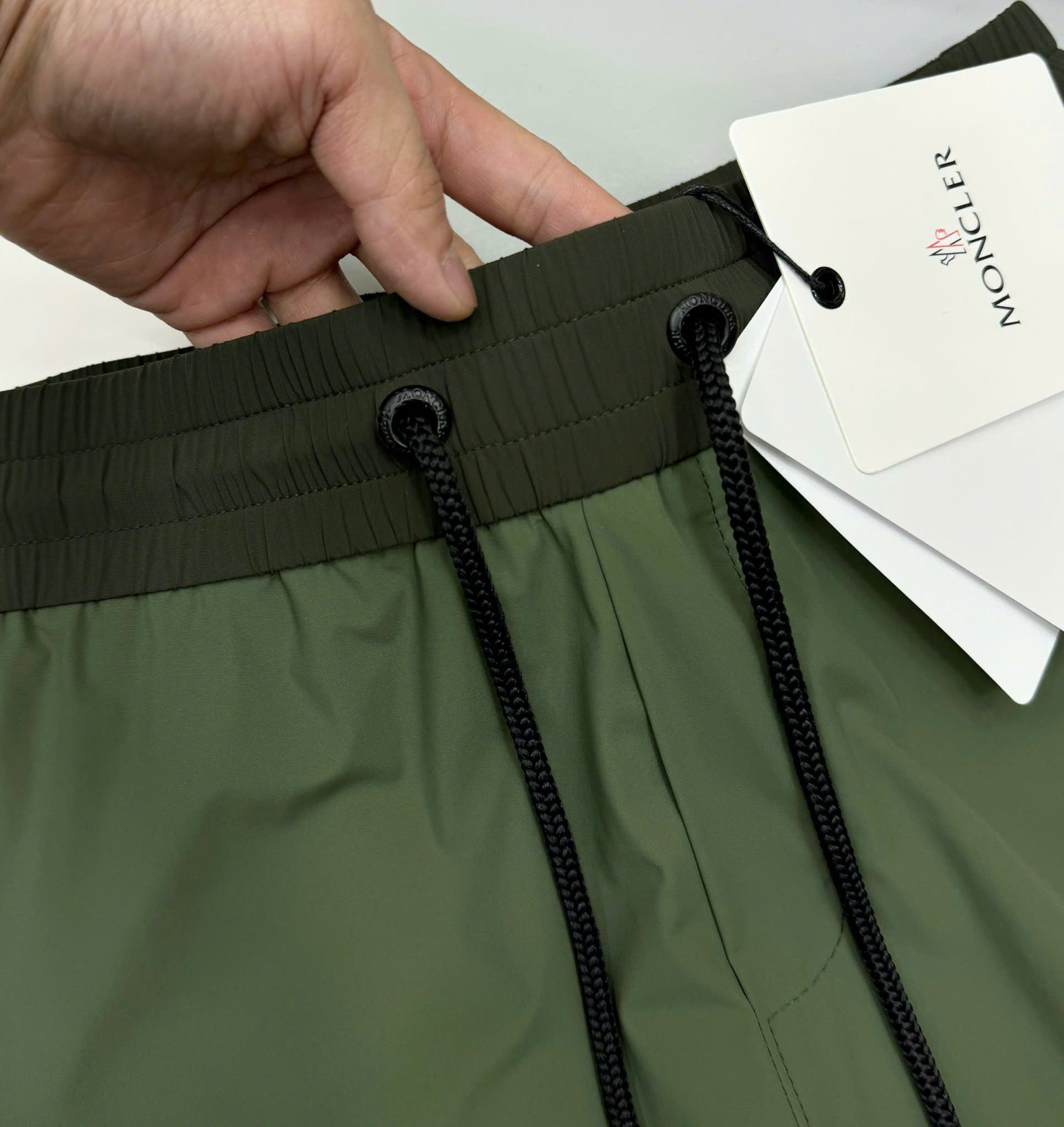 Quần short gió Moncler M logo tròn đùi phối cạp Like Auth 1-1 on web CD