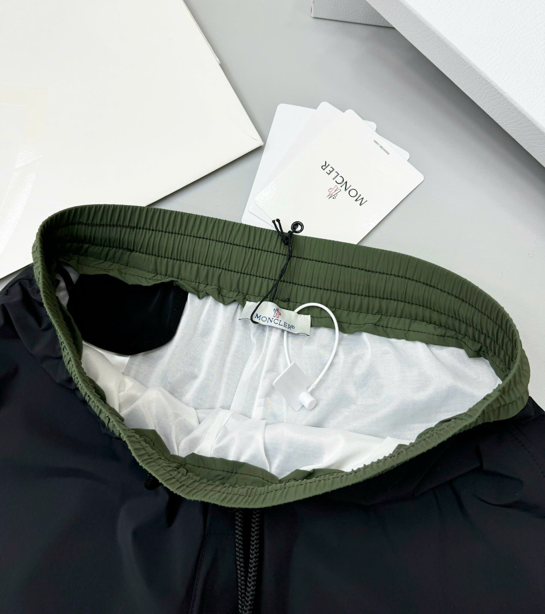 Quần short gió Moncler M logo tròn đùi phối cạp Like Auth 1-1 on web CD