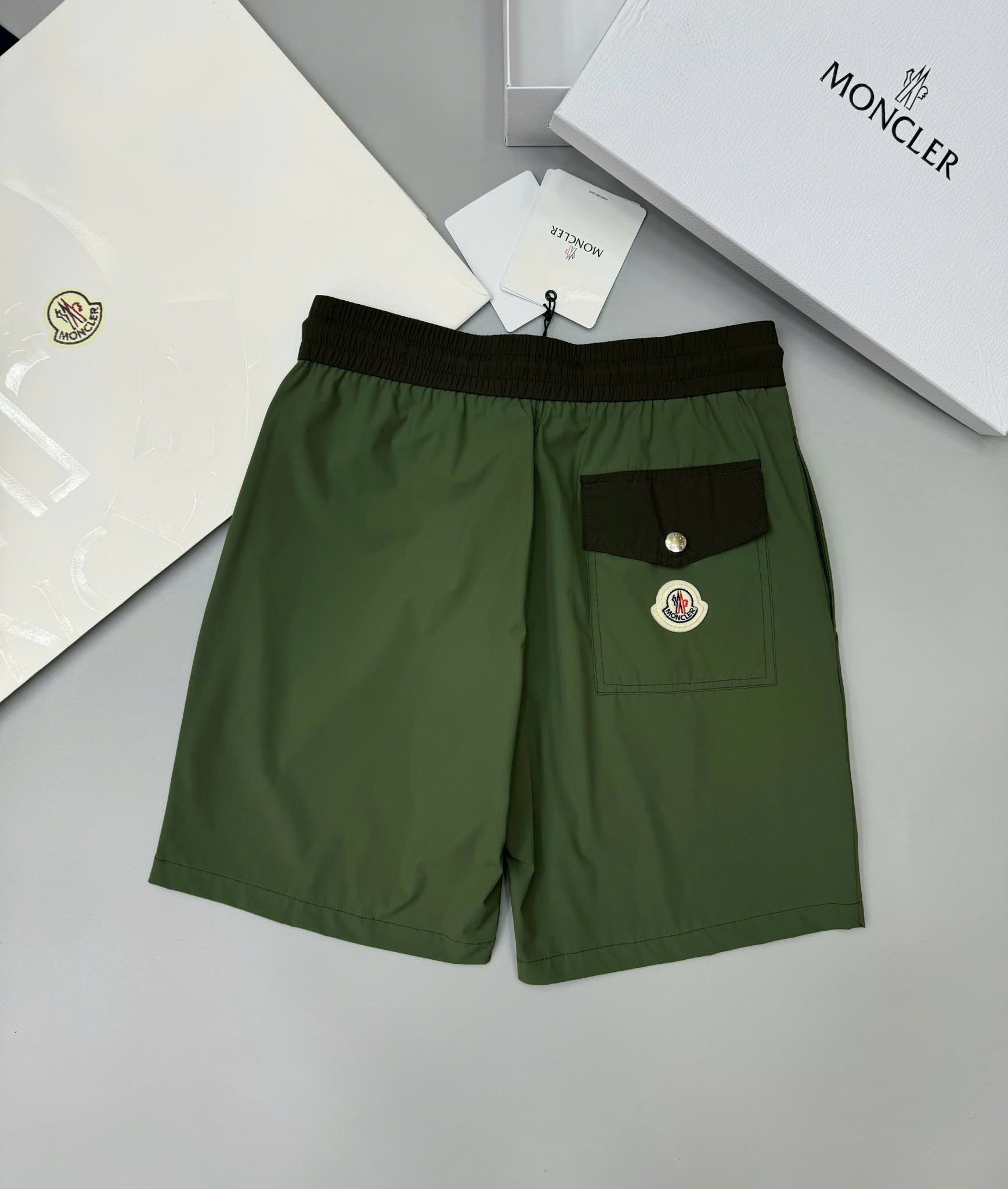 Quần short gió Moncler M logo tròn đùi phối cạp Like Auth 1-1 on web CD