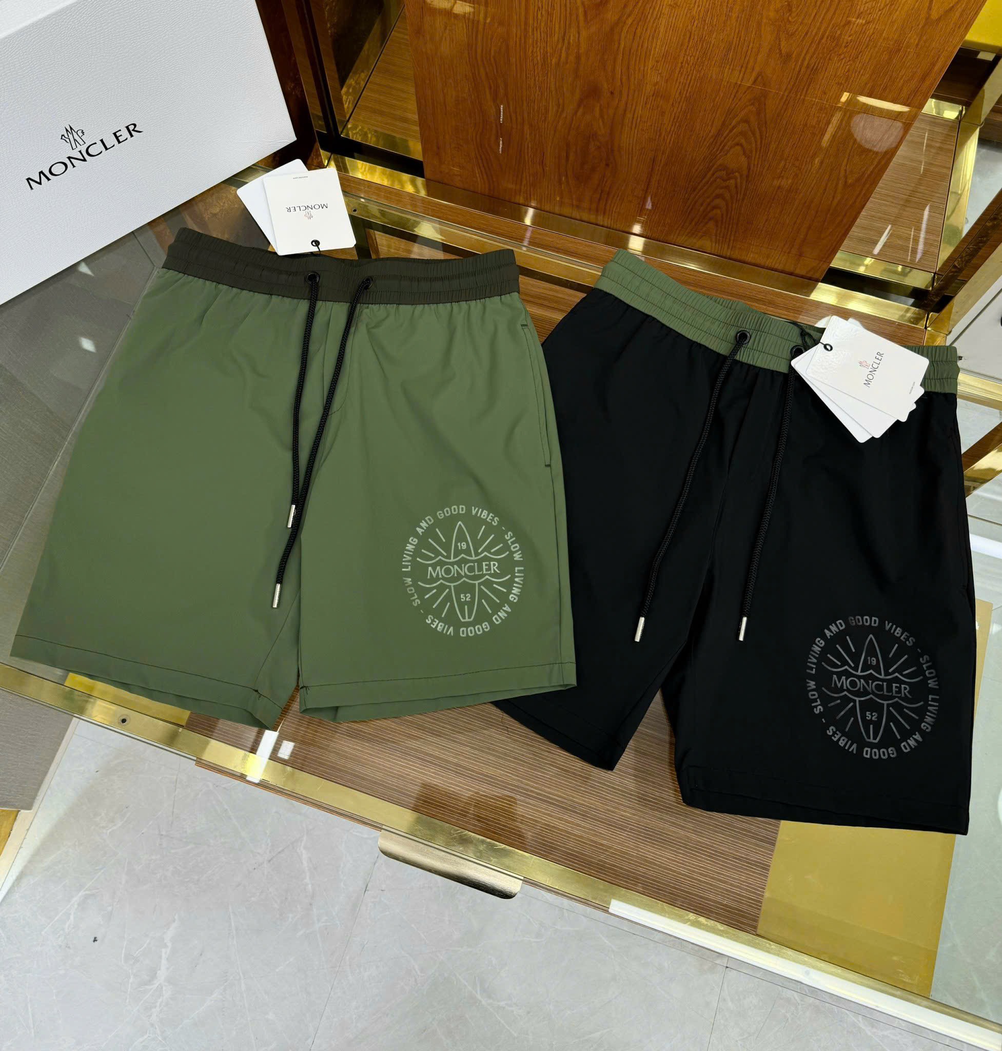 Quần short gió Moncler M logo tròn đùi phối cạp Like Auth 1-1 on web CD