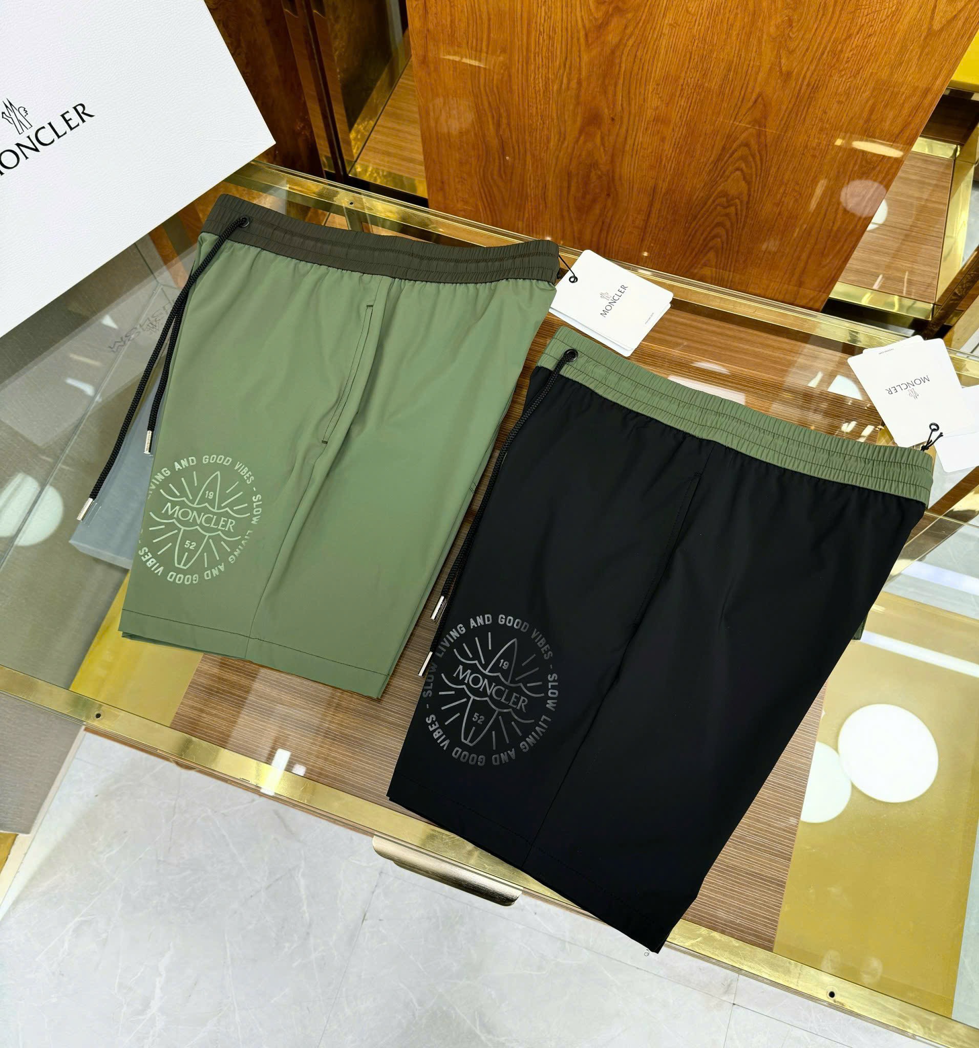 Quần short gió Moncler M logo tròn đùi phối cạp Like Auth 1-1 on web CD