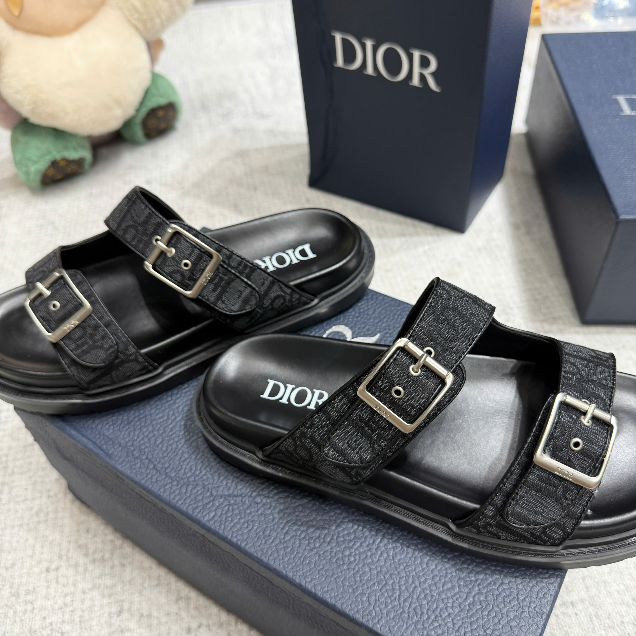 Dép lê quai ngang cài Dior CD họa tiết Like Auth on web fullbox bill thẻ PLD