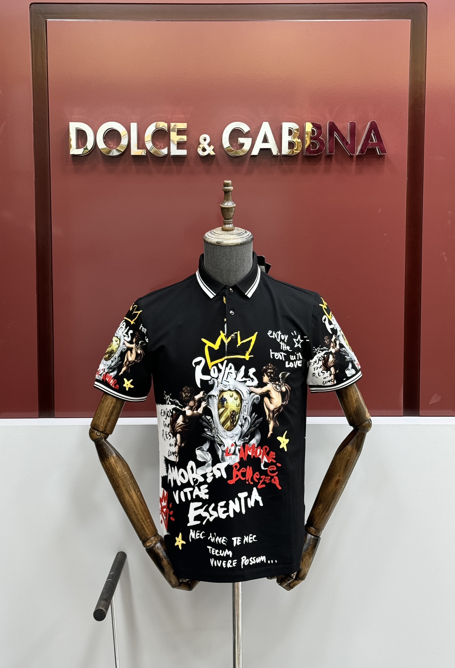 Áo polo Dolce Gabbana DG Đen họa tiết logo chữ thiên thần kẻ viền Trắng Like Auth 1-1 on web CD MK