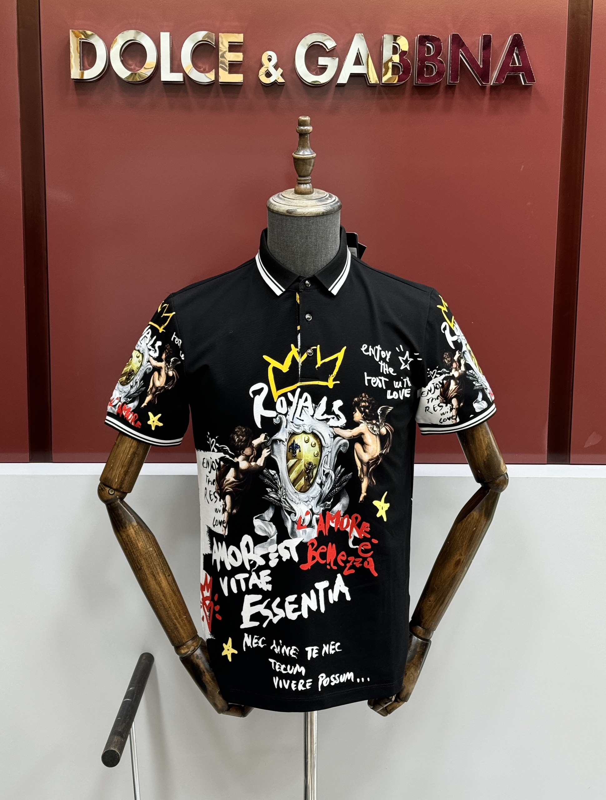 Áo polo Dolce Gabbana DG Đen họa tiết logo chữ thiên thần kẻ viền Trắng Like Auth 1-1 on web CD MK