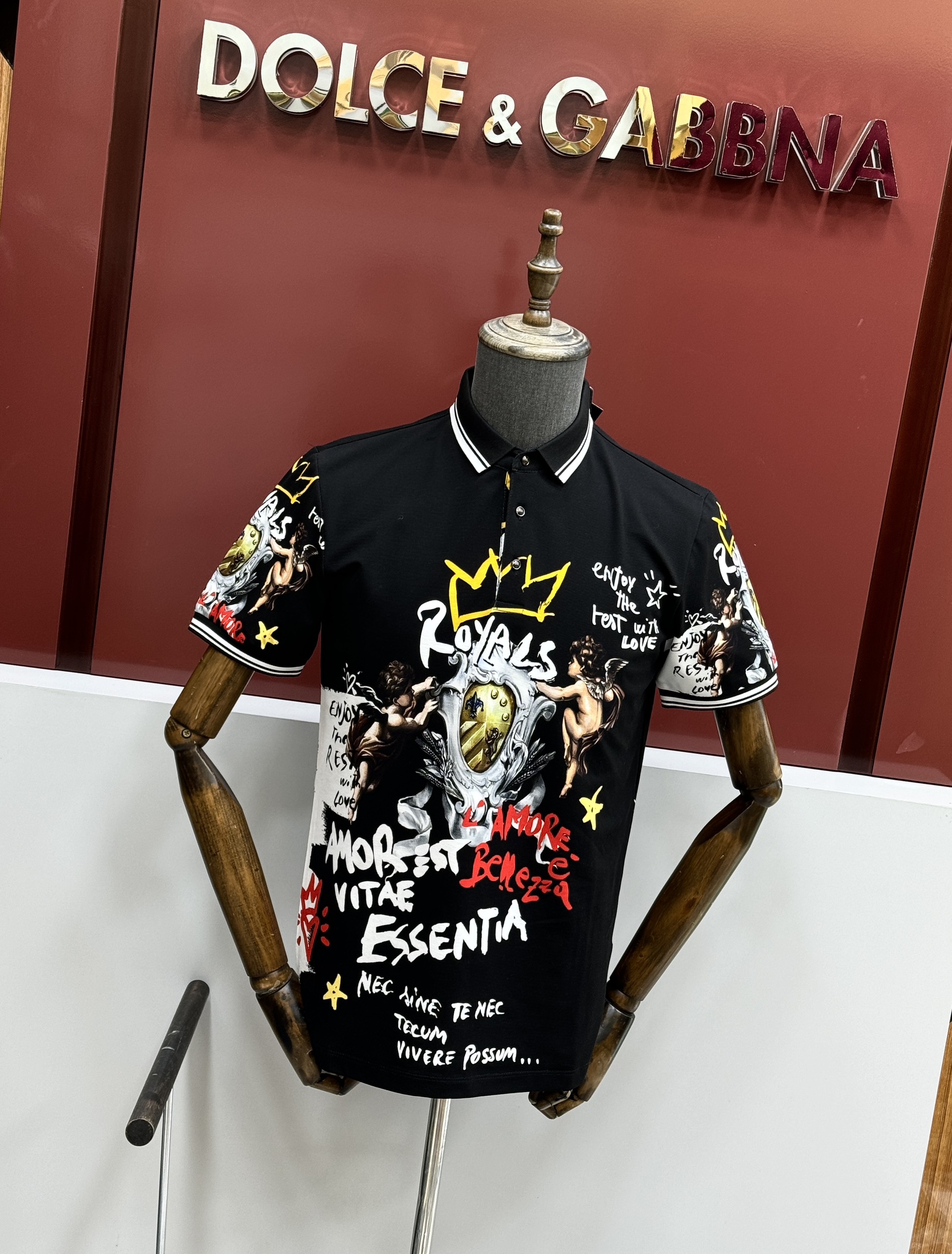 Áo polo Dolce Gabbana DG Đen họa tiết logo chữ thiên thần kẻ viền Trắng Like Auth 1-1 on web CD MK