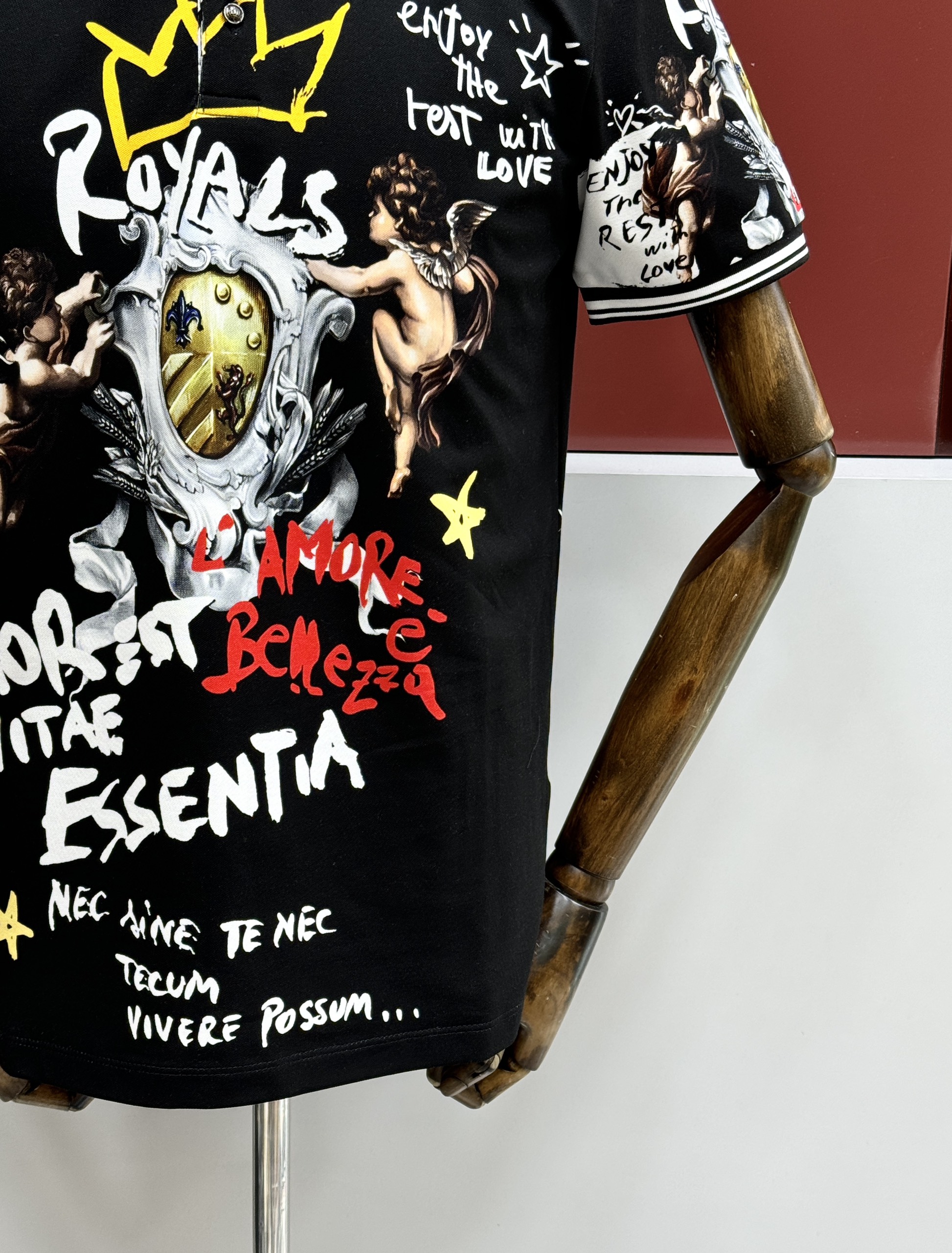 Áo polo Dolce Gabbana DG Đen họa tiết logo chữ thiên thần kẻ viền Trắng Like Auth 1-1 on web CD MK